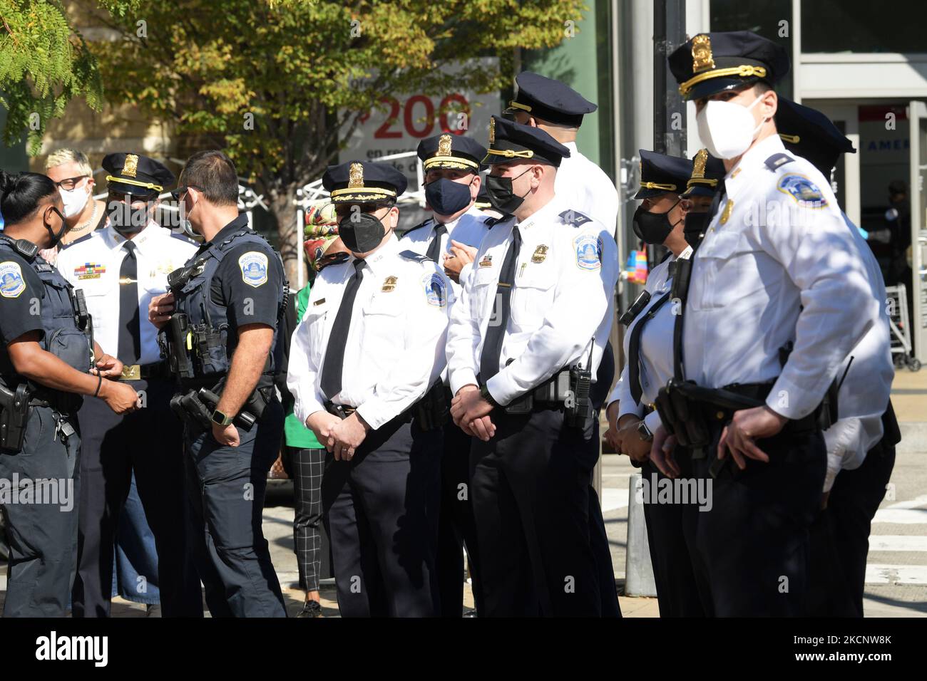 Mitglieder des Metropolitan Police Department von DC während einer Pressekonferenz über die 2021 Fall Crime Prevention Initiative, heute am 01. Oktober 2021 im Columbia Height Viertel in Washington DC, USA. (Foto von Lenin Nolly/NurPhoto) Stockfoto