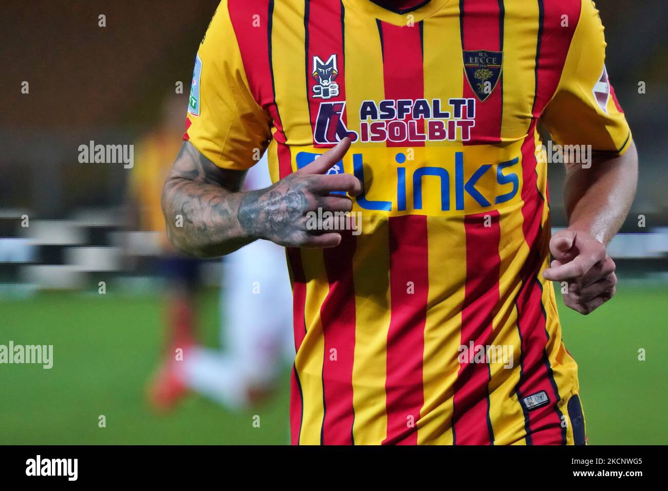 trikot US Lecce während der italienischen Fußball-Liga BKT US Lecce gegen  AC Monza am 01. Oktober 2021 im Stadion Via del Mare in Lecce, Italien  (Foto: Emmanuele Mastrodonato/LiveMedia/NurPhoto Stockfotografie - Alamy