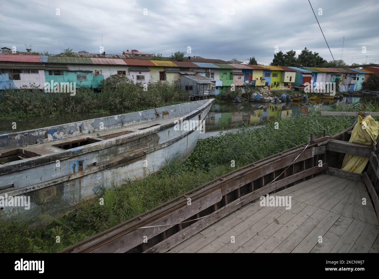 Ein Blick auf den farbenfrohen Basar der Fischer in der Hafenstadt Anzali, 366 km (227 Meilen) nördlich von Teheran, 28. September 2021. Der Fisherman’s Basar, auch Samstagsbasar genannt, ist ein 70 Jahre alter Basar, der sich entlang des Flusses in der Mirza-Kuchak-Khan-Straße von Anzali befindet. (Foto von Morteza Nikoubazl/NurPhoto) Stockfoto
