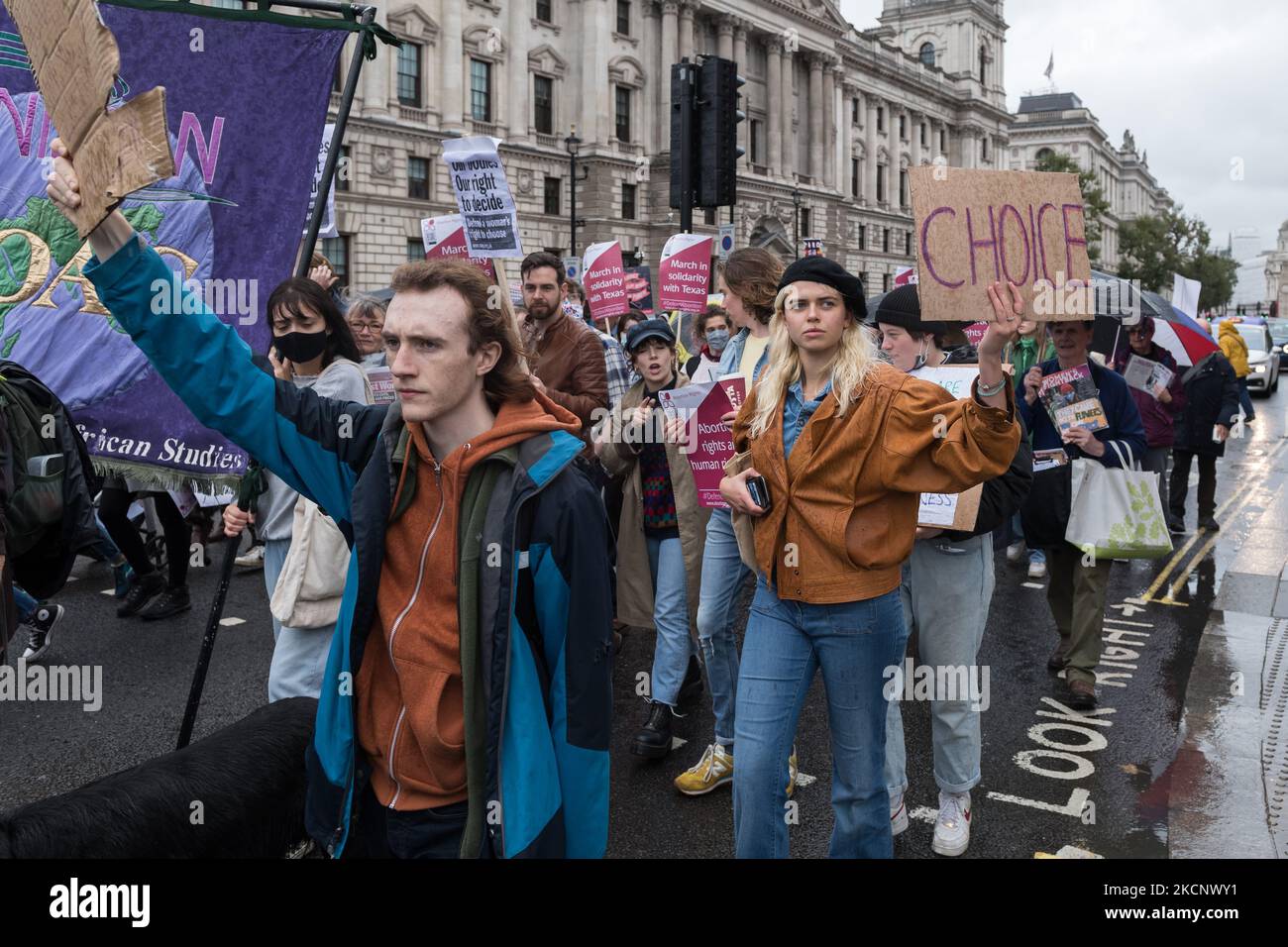 LONDON, VEREINIGTES KÖNIGREICH - 02. OKTOBER 2021: Unterstützer von Pro-Choice marschieren in Solidarität mit Frauen in Texas durch das Zentrum Londons zur US-Botschaft und fordern am 02. Oktober 2021 in London, England, den Schutz der reproduktiven Rechte von Frauen. Texas hat kürzlich ein neues Gesetz verabschiedet, das Abtreibungen verbietet, sobald kardiale Aktivität von medizinischem Fachpersonal in der sechsten Schwangerschaftswoche erkannt werden kann, was es zum restriktivsten Abtreibungsgesetz in den Vereinigten Staaten macht. (Foto von Wiktor Szymanowicz/NurPhoto) Stockfoto