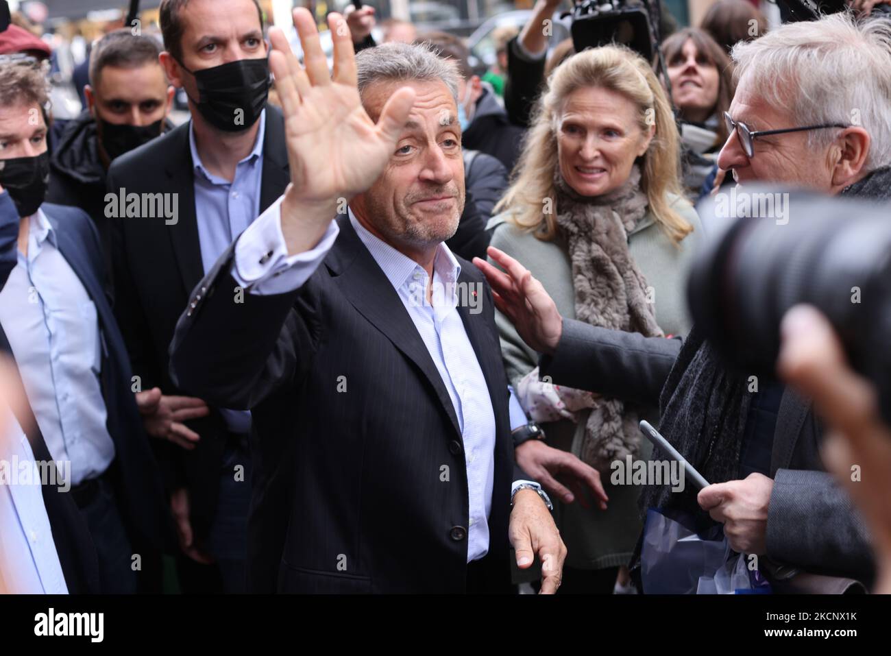 Der ehemalige französische Präsident Nicolas Sarkozy begrüßt seine Anhänger, bevor er am 2. Oktober 2021 in Paris sein neues Buch "Promenades" (Spaziergänge) unterzeichnet. Ein französisches Gericht verhängte Nicolas Sarkozy am 30. September 2021 eine einjährige Haftstrafe wegen illegaler Finanzierung seines Wahlwiederwahlanbot von 2012, was dem Rechtshänder sieben Monate nach seiner Haftzeit wegen Korruption einen neuen Schlag versetzt. (Foto von Mehdi Taamallah/NurPhoto) Stockfoto
