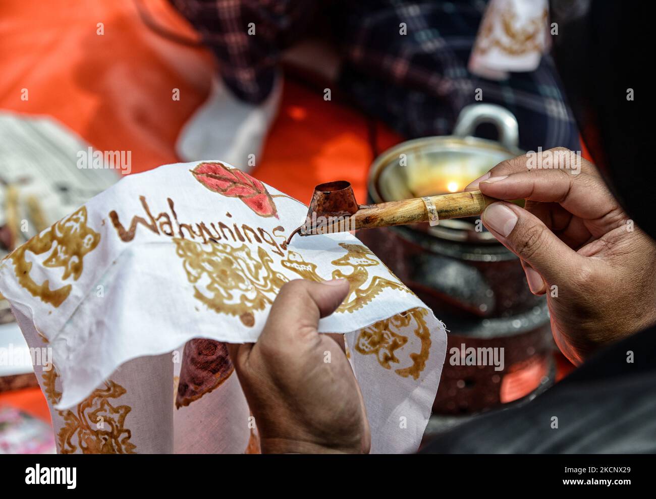 Indonesische Frauen schaffen Batik, während Indonesier am 02. Oktober 2021 in Bogor, West-Java, Indonesien, den nationalen Batik-Tag feiern. Die UNESCO bezeichnete die Batik als Meisterwerk des mündlichen und immateriellen Kulturerbes der Menschheit. (Foto von Adriana Adie/NurPhoto) Stockfoto