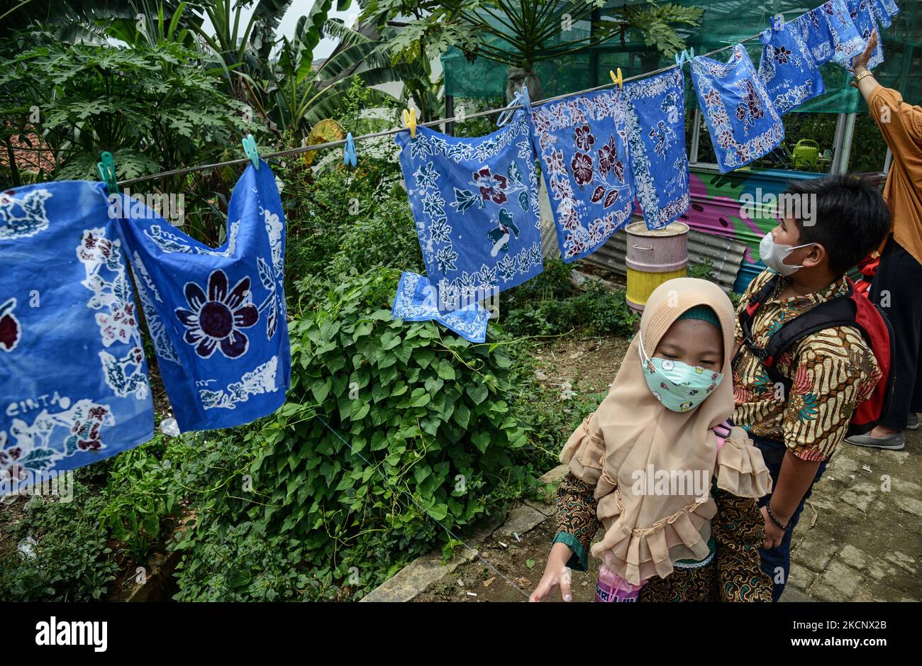 Indonesische Kinder sehen Batik aus, während Indonesier am 02. Oktober 2021 in Bogor, West-Java, Indonesien, den nationalen Batik-Tag feiern. Die UNESCO bezeichnete die Batik als Meisterwerk des mündlichen und immateriellen Kulturerbes der Menschheit. (Foto von Adriana Adie/NurPhoto) Stockfoto