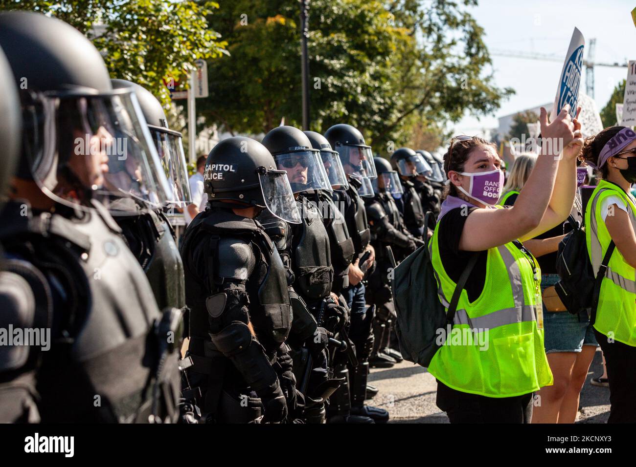 Die Polizei des Capitol in Bereitschaftskleidung sorgt dafür, dass Demonstranten und lebensfreundliche Gegenprotesten getrennt werden, während der Marsch der Frauen für Abtreibung vor dem Obersten Gerichtshof der USA verabschiedet wird. Die Demonstranten fordern von der US-Regierung, die reproduktiven Rechte von Frauen und den Zugang zu Abtreibungen landesweit zu schützen. Konkret fordern sie den Kongress auf, das Frauengesundheitsschutzgesetz (WHPA) und JEDES Gesetz zu verabschieden, das den Zugang zu Abtreibungen garantiert und eine Versicherung verlangt. Am 2. Oktober finden bundesweit mehr als 600 Satellitenproteste statt. Die Ereignisse sind zum Teil eine Reaktion auf restriktive Anti-Abtreibungsgesetze, die kürzlich verabschiedet wurden Stockfoto