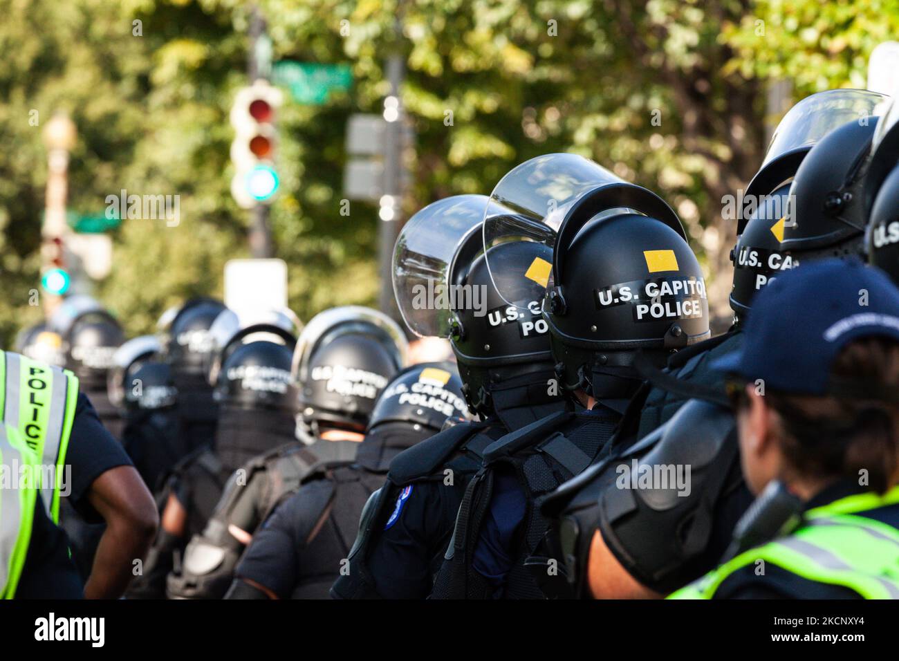 Die Polizei des Capitol in Bereitschaftskleidung sorgt dafür, dass Demonstranten und lebensfreundliche Gegenprotesten getrennt werden, während der Marsch der Frauen für Abtreibung vor dem Obersten Gerichtshof der USA verabschiedet wird. Die Demonstranten fordern von der US-Regierung, die reproduktiven Rechte von Frauen und den Zugang zu Abtreibungen landesweit zu schützen. Konkret fordern sie den Kongress auf, das Frauengesundheitsschutzgesetz (WHPA) und JEDES Gesetz zu verabschieden, das den Zugang zu Abtreibungen garantiert und eine Versicherung verlangt. Am 2. Oktober finden bundesweit mehr als 600 Satellitenproteste statt. Die Ereignisse sind zum Teil eine Reaktion auf restriktive Anti-Abtreibungsgesetze, die kürzlich verabschiedet wurden Stockfoto