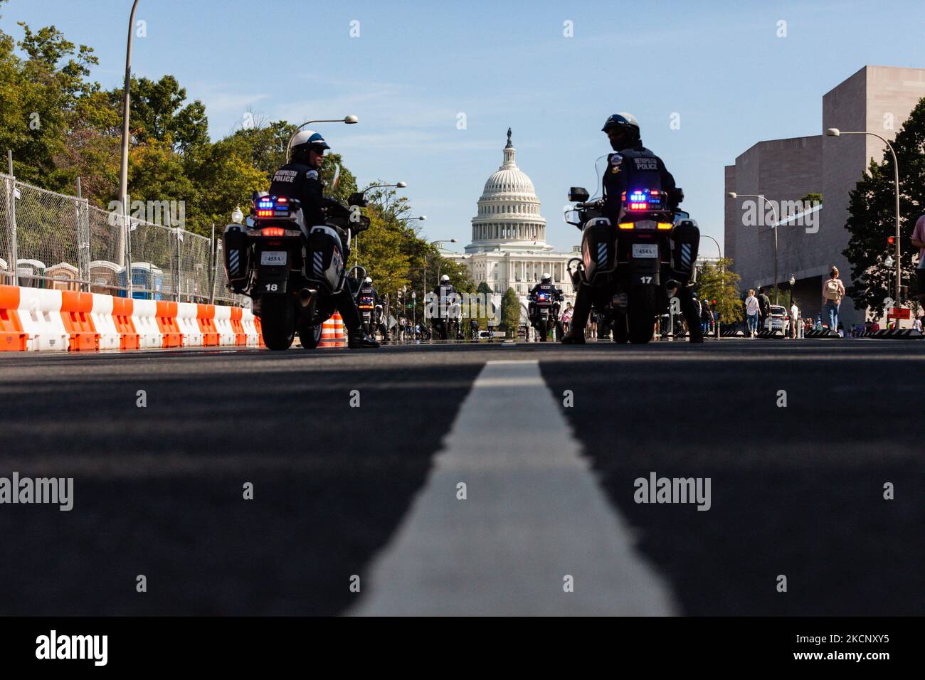 Motorradaffiziere der Metropolitan Police (DC Police) führen den Marsch der Frauen für Abtreibungsjustiz in Richtung des US-Kapitols in Washington, DC. Die Demonstranten fordern von der US-Regierung, die reproduktiven Rechte von Frauen und den Zugang zu Abtreibungen landesweit zu schützen. Konkret fordern sie den Kongress auf, das Frauengesundheitsschutzgesetz (WHPA) und JEDES Gesetz zu verabschieden, das den Zugang zu Abtreibungen garantiert und eine Versicherung verlangt. Am 2. Oktober finden bundesweit mehr als 600 Satellitenproteste statt. Die Ereignisse sind teilweise eine Reaktion auf restriktive Anti-Abtreibungsgesetze, die kürzlich in Texas und Missis verabschiedet wurden Stockfoto