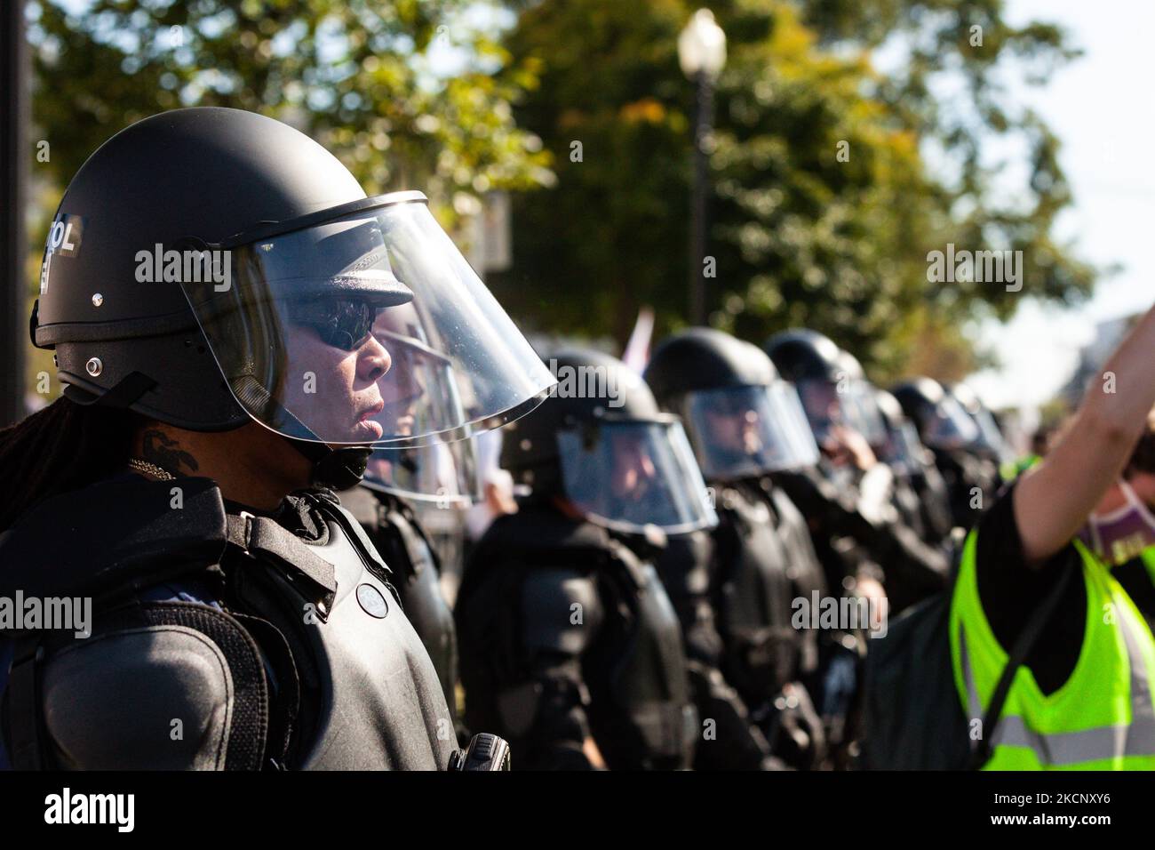 Die Polizei des Capitol in Bereitschaftskleidung sorgt dafür, dass Demonstranten und lebensfreundliche Gegenprotesten getrennt werden, während der Marsch der Frauen für Abtreibung vor dem Obersten Gerichtshof der USA verabschiedet wird. Die Demonstranten fordern von der US-Regierung, die reproduktiven Rechte von Frauen und den Zugang zu Abtreibungen landesweit zu schützen. Konkret fordern sie den Kongress auf, das Frauengesundheitsschutzgesetz (WHPA) und JEDES Gesetz zu verabschieden, das den Zugang zu Abtreibungen garantiert und eine Versicherung verlangt. Am 2. Oktober finden bundesweit mehr als 600 Satellitenproteste statt. Die Ereignisse sind zum Teil eine Reaktion auf restriktive Anti-Abtreibungsgesetze, die kürzlich verabschiedet wurden Stockfoto