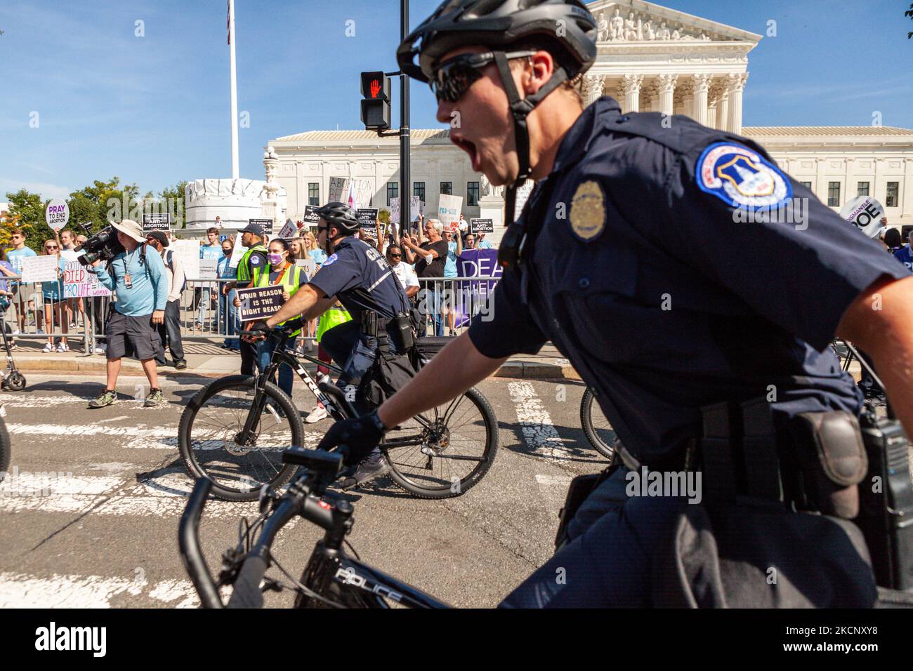 Die Polizei von Capitol hält Pro-Life-Konter davon ab, während des Marsches der Frauen für Abtreibungsrichter vor dem Obersten Gerichtshof der USA in die Menge der Demonstranten einzudringen. Die Demonstranten fordern von der US-Regierung, die reproduktiven Rechte von Frauen und den Zugang zu Abtreibungen landesweit zu schützen. Konkret fordern sie den Kongress auf, das Frauengesundheitsschutzgesetz (WHPA) und JEDES Gesetz zu verabschieden, das den Zugang zu Abtreibungen garantiert und eine Versicherung verlangt. Am 2. Oktober finden bundesweit mehr als 600 Satellitenproteste statt. Die Ereignisse sind teilweise eine Reaktion auf restriktive Anti-Abtreibungsgesetze, die kürzlich p Stockfoto