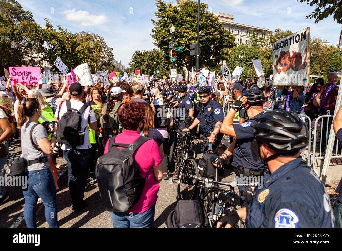 Die Polizei von Capitol hält Pro-Life-Konter davon ab, während des Marsches der Frauen für Abtreibungsrichter vor dem Obersten Gerichtshof der USA in die Menge der Demonstranten einzudringen. Die Demonstranten fordern von der US-Regierung, die reproduktiven Rechte von Frauen und den Zugang zu Abtreibungen landesweit zu schützen. Konkret fordern sie den Kongress auf, das Frauengesundheitsschutzgesetz (WHPA) und JEDES Gesetz zu verabschieden, das den Zugang zu Abtreibungen garantiert und eine Versicherung verlangt. Am 2. Oktober finden bundesweit mehr als 600 Satellitenproteste statt. Die Ereignisse sind teilweise eine Reaktion auf restriktive Anti-Abtreibungsgesetze, die kürzlich p Stockfoto