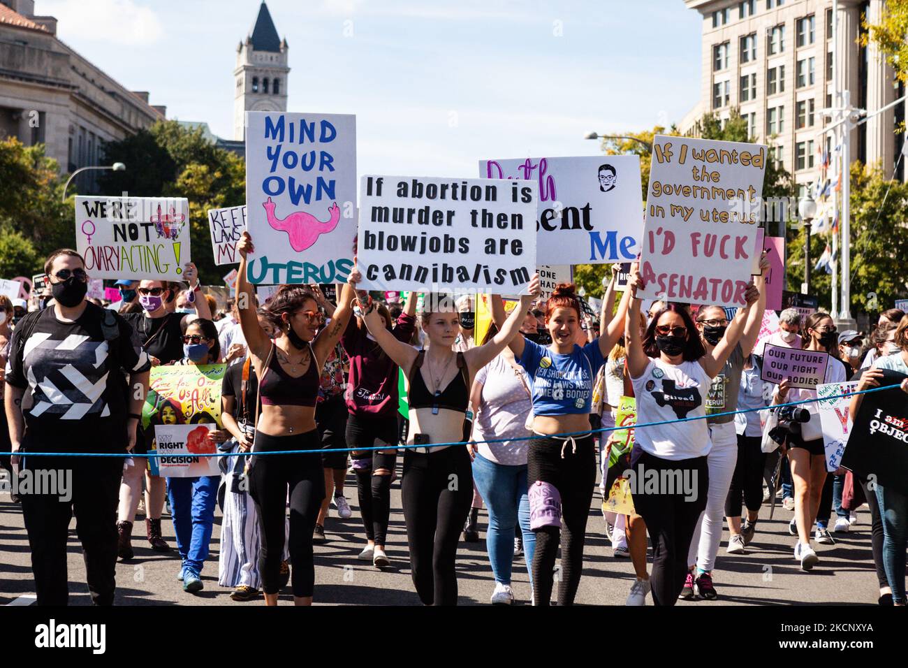 Demonstranten auf dem Weg vom Freedom Plaza zum Obersten Gerichtshof der USA während des Marsches der Frauen für Abtreibungsjustiz in Washington, DC. Die Demonstranten fordern von der US-Regierung, die reproduktiven Rechte von Frauen und den Zugang zu Abtreibungen landesweit zu schützen. Konkret fordern sie den Kongress auf, das Frauengesundheitsschutzgesetz (WHPA) und JEDES Gesetz zu verabschieden, das den Zugang zu Abtreibungen garantiert und eine Versicherung verlangt. Am 2. Oktober finden bundesweit mehr als 600 Satellitenproteste statt. Die Ereignisse sind teilweise eine Reaktion auf restriktive Anti-Abtreibungsgesetze, die kürzlich in Texas und Mississippi, an, verabschiedet wurden Stockfoto
