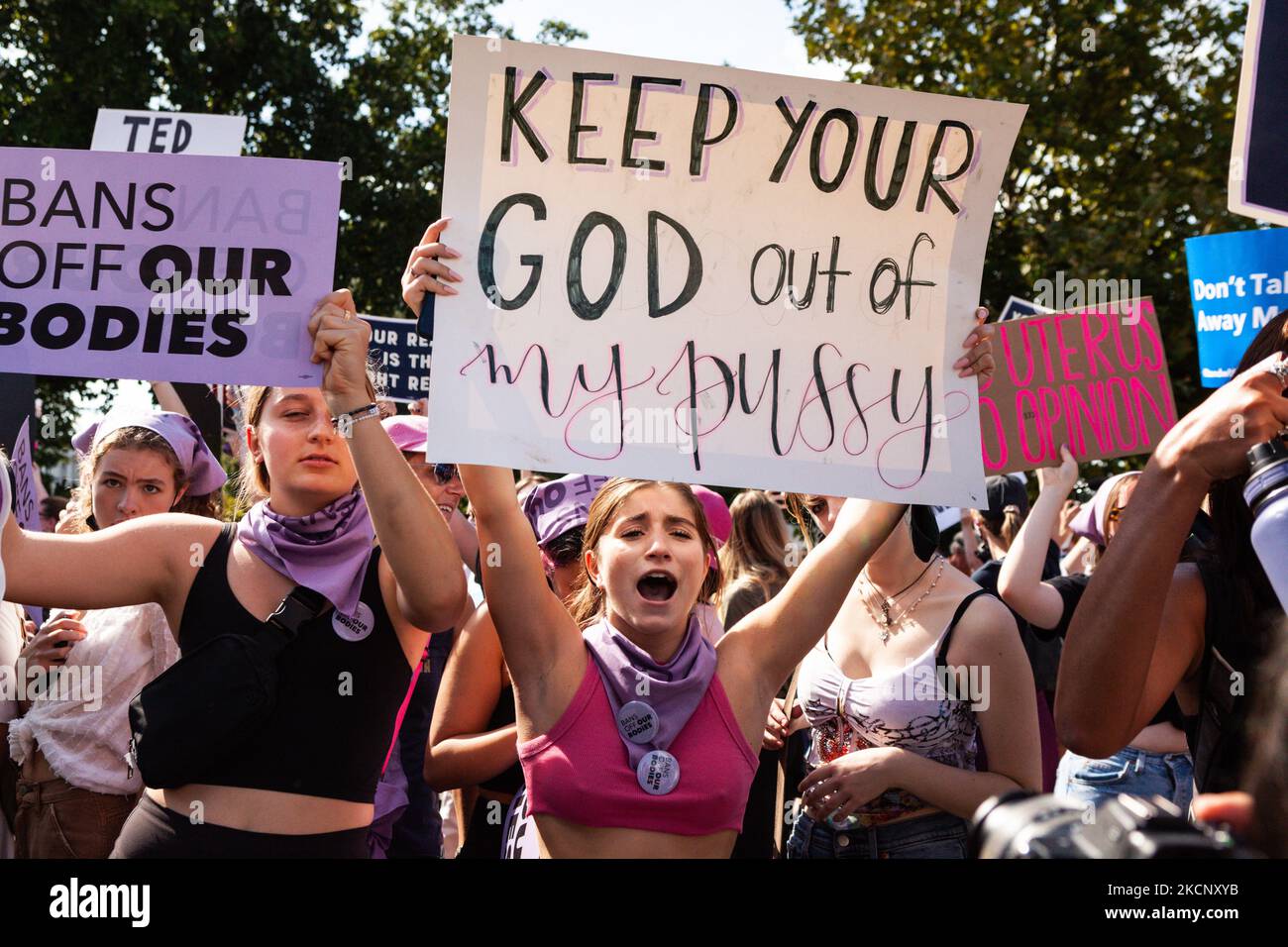 Während des Marsches der Frauen zum Abtreibungsgericht in Washington, DC, ziehen Demonstranten Zeichen gegen lebensfreundliche Gegenprotestierende und reagieren darauf, während sie den Obersten Gerichtshof passieren. Die Demonstranten fordern von der US-Regierung, die reproduktiven Rechte von Frauen und den Zugang zu Abtreibungen landesweit zu schützen. Konkret fordern sie den Kongress auf, das Frauengesundheitsschutzgesetz (WHPA) und JEDES Gesetz zu verabschieden, das den Zugang zu Abtreibungen garantiert und eine Versicherung verlangt. Am 2. Oktober finden bundesweit mehr als 600 Satellitenproteste statt. Die Ereignisse sind zum Teil eine Reaktion auf restriktive Anti-Abtreibungsgesetze in letzter Zeit Stockfoto