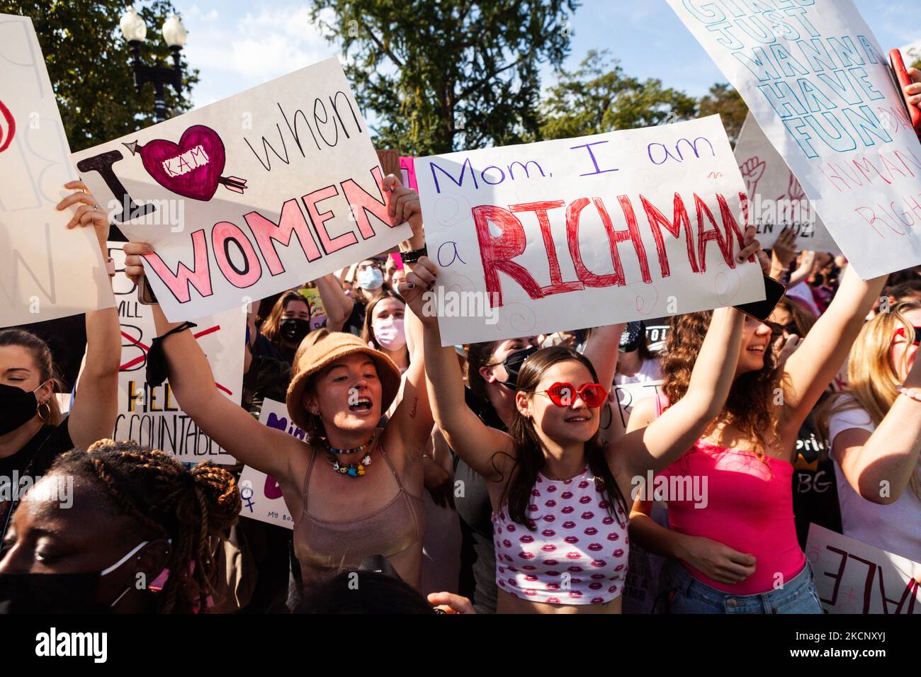 Die Teilnehmer der Welle des Marsches der Frauen für Abtreibungsjustiz, die am Obersten Gerichtshof der USA in Washington, DC, vorbeigeht, melden und reagieren auf lebensfreundliche Gegenprotesten. Die Demonstranten fordern von der US-Regierung, die reproduktiven Rechte von Frauen und den Zugang zu Abtreibungen landesweit zu schützen. Konkret fordern sie den Kongress auf, das Frauengesundheitsschutzgesetz (WHPA) und JEDES Gesetz zu verabschieden, das den Zugang zu Abtreibungen garantiert und eine Versicherung verlangt. Am 2. Oktober finden bundesweit mehr als 600 Satellitenproteste statt. Die Ereignisse sind zum Teil eine Reaktion auf die restriktiven Anti-Abtreibungsgesetze, die vor einigen Jahren verabschiedet wurden Stockfoto