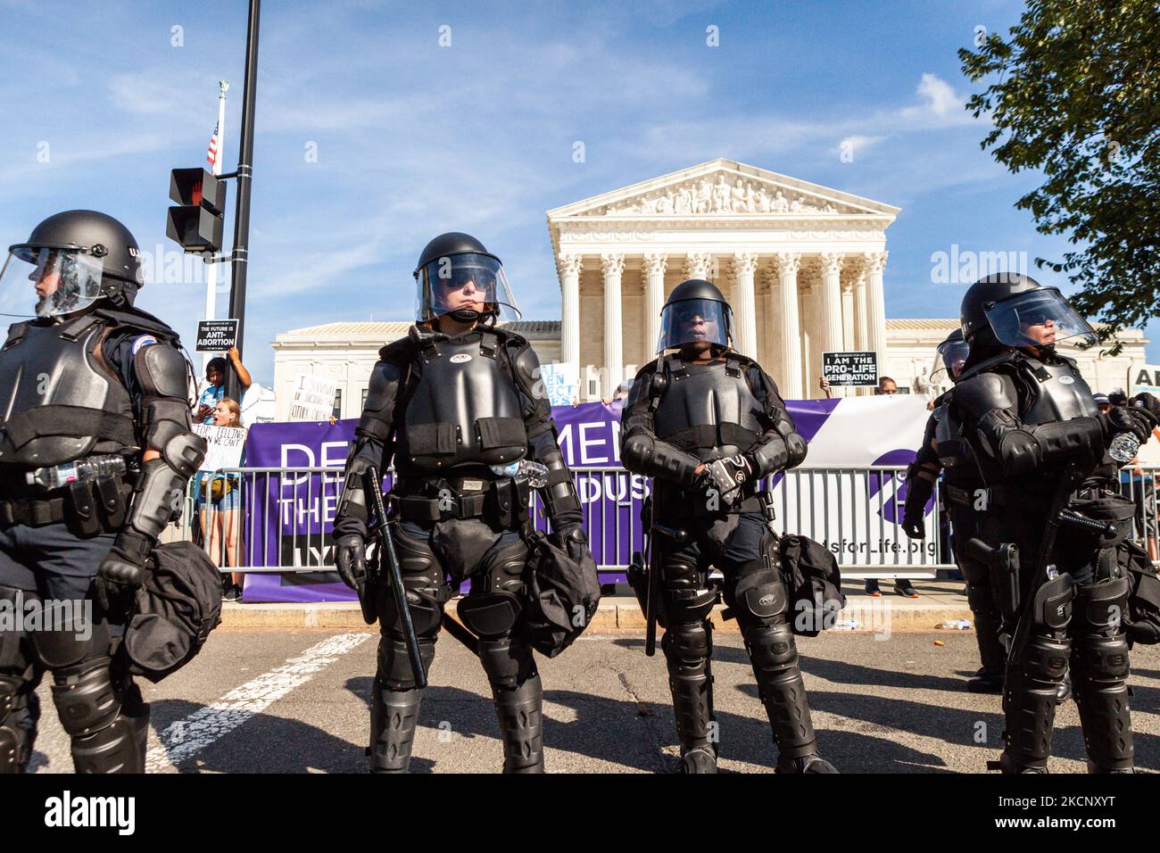 Die Polizei des Capitol in Bereitschaftskleidung sorgt dafür, dass Demonstranten und lebensfreundliche Gegenprotesten getrennt werden, während der Marsch der Frauen für Abtreibung vor dem Obersten Gerichtshof der USA verabschiedet wird. Die Demonstranten fordern von der US-Regierung, die reproduktiven Rechte von Frauen und den Zugang zu Abtreibungen landesweit zu schützen. Konkret fordern sie den Kongress auf, das Frauengesundheitsschutzgesetz (WHPA) und JEDES Gesetz zu verabschieden, das den Zugang zu Abtreibungen garantiert und eine Versicherung verlangt. Am 2. Oktober finden bundesweit mehr als 600 Satellitenproteste statt. Die Ereignisse sind zum Teil eine Reaktion auf restriktive Anti-Abtreibungsgesetze, die kürzlich verabschiedet wurden Stockfoto