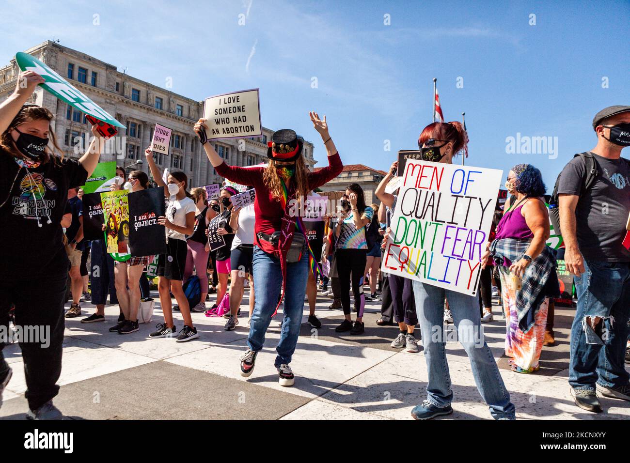 Die Demonstranten tanzen, während sie auf die Demonstration der Frauen für Abtreibungsjustiz in Washington, DC, warten. Die Demonstranten fordern von der US-Regierung, die reproduktiven Rechte von Frauen und den Zugang zu Abtreibungen landesweit zu schützen. Konkret fordern sie den Kongress auf, das Frauengesundheitsschutzgesetz (WHPA) und JEDES Gesetz zu verabschieden, das den Zugang zu Abtreibungen garantiert und eine Versicherung verlangt. Am 2. Oktober finden bundesweit mehr als 600 Satellitenproteste statt. Die Ereignisse sind zum Teil eine Reaktion auf restriktive Anti-Abtreibungsgesetze, die kürzlich in Texas und Mississippi verabschiedet wurden, und die des Obersten Gerichtshofs Stockfoto