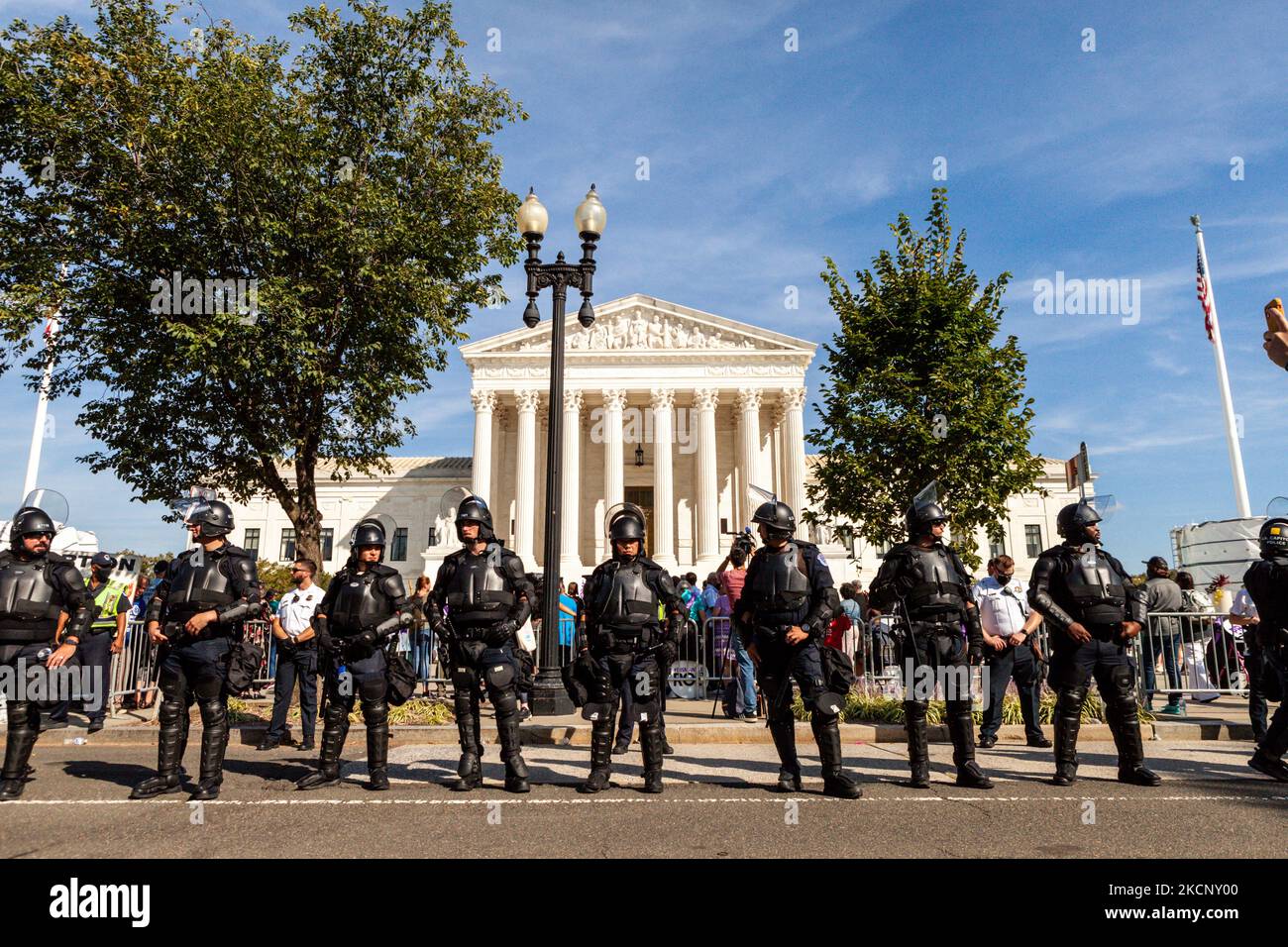 Die Polizei des Capitol in Bereitschaftskleidung sorgt dafür, dass Demonstranten und lebensfreundliche Gegenprotesten getrennt werden, während der Marsch der Frauen für Abtreibung vor dem Obersten Gerichtshof der USA verabschiedet wird. Die Demonstranten fordern von der US-Regierung, die reproduktiven Rechte von Frauen und den Zugang zu Abtreibungen landesweit zu schützen. Konkret fordern sie den Kongress auf, das Frauengesundheitsschutzgesetz (WHPA) und JEDES Gesetz zu verabschieden, das den Zugang zu Abtreibungen garantiert und eine Versicherung verlangt. Am 2. Oktober finden bundesweit mehr als 600 Satellitenproteste statt. Die Ereignisse sind zum Teil eine Reaktion auf restriktive Anti-Abtreibungsgesetze, die kürzlich verabschiedet wurden Stockfoto