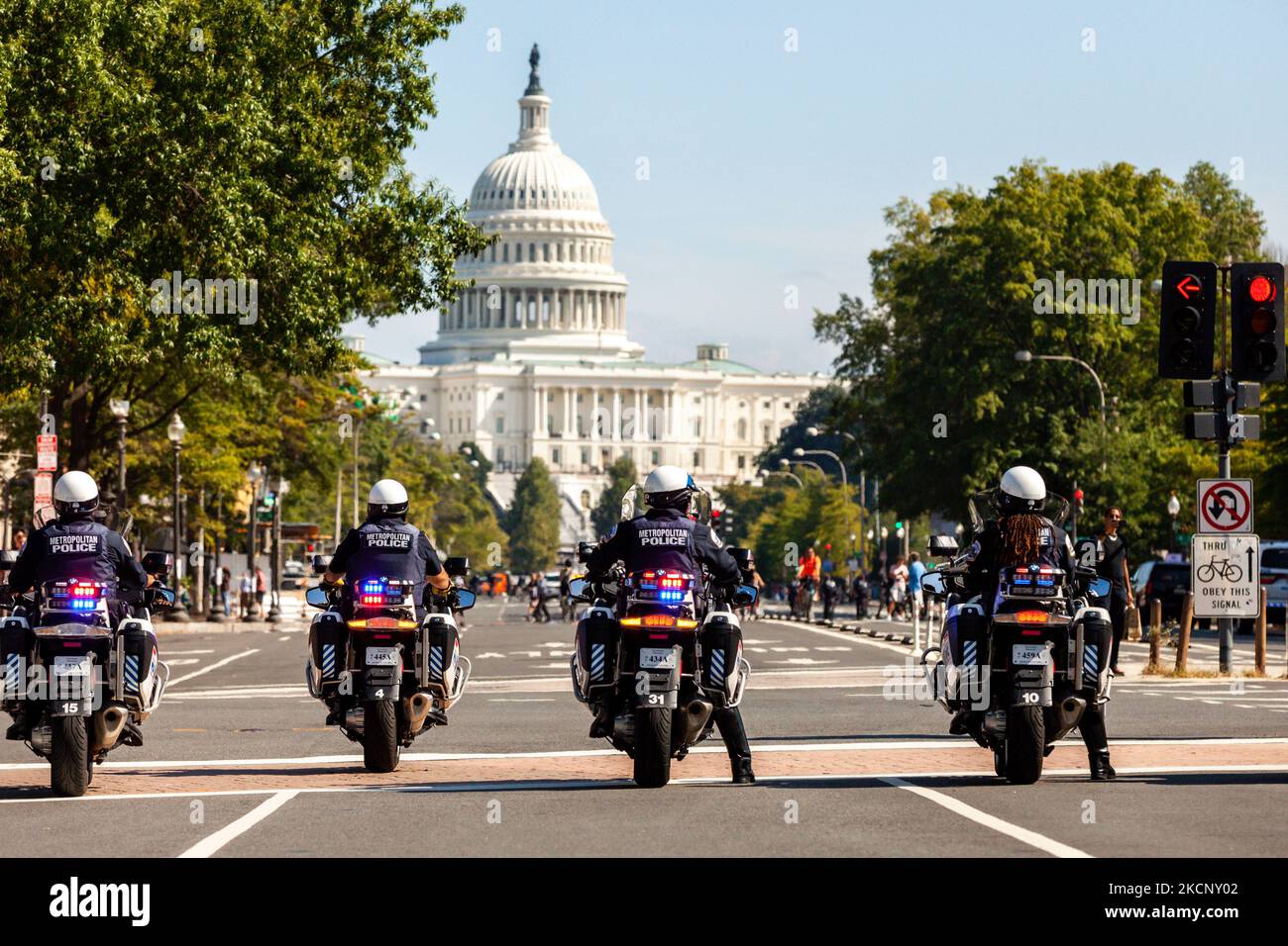 Motorradaffiziere der Metropolitan Police (DC Police) fahren vor dem Marsch der Frauen für Abtreibungsjustiz in Richtung des US-Kapitols. Die Demonstranten fordern von der US-Regierung, die reproduktiven Rechte von Frauen und den Zugang zu Abtreibungen landesweit zu schützen. Konkret fordern sie den Kongress auf, das Frauengesundheitsschutzgesetz (WHPA) und JEDES Gesetz zu verabschieden, das den Zugang zu Abtreibungen garantiert und eine Versicherung verlangt. Am 2. Oktober finden bundesweit mehr als 600 Satellitenproteste statt. Die Ereignisse sind zum Teil eine Reaktion auf restriktive Anti-Abtreibungsgesetze, die kürzlich in Texas und Mississippi verabschiedet wurden. Stockfoto