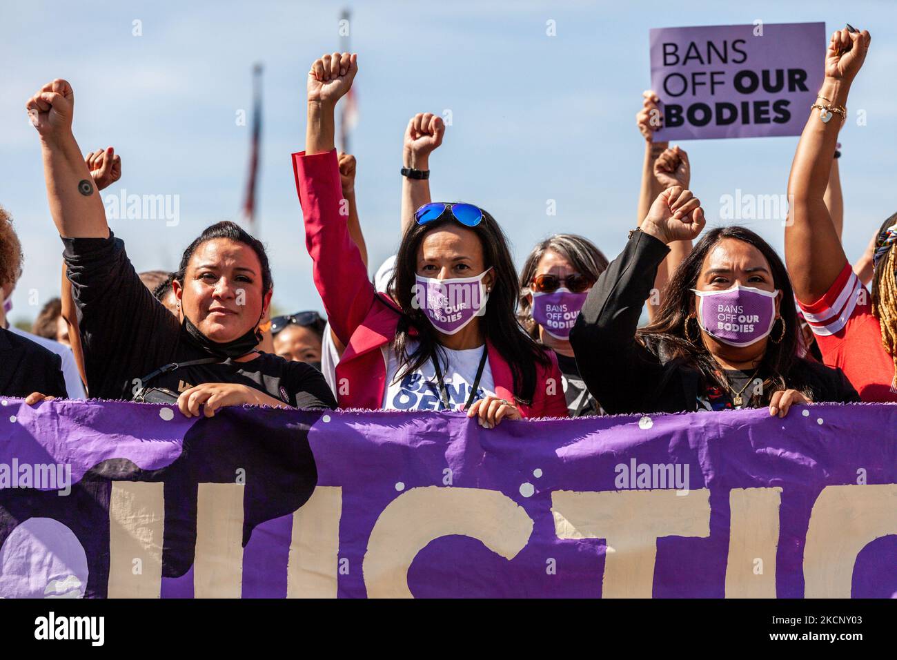 Das führende Banner und die Vorderseite des Marsches der Frauen für Abtreibungsjustiz in Washington, DC. Die Demonstranten fordern von der US-Regierung, die reproduktiven Rechte von Frauen und den Zugang zu Abtreibungen landesweit zu schützen. Konkret fordern sie den Kongress auf, das Frauengesundheitsschutzgesetz (WHPA) und JEDES Gesetz zu verabschieden, das den Zugang zu Abtreibungen garantiert und eine Versicherung verlangt. Am 2. Oktober finden bundesweit mehr als 600 Satellitenproteste statt. Die Ereignisse sind zum Teil eine Reaktion auf restriktive Anti-Abtreibungsgesetze, die kürzlich in Texas und Mississippi verabschiedet wurden, und die Weigerung des Obersten Gerichtshofs, zu streiken Stockfoto