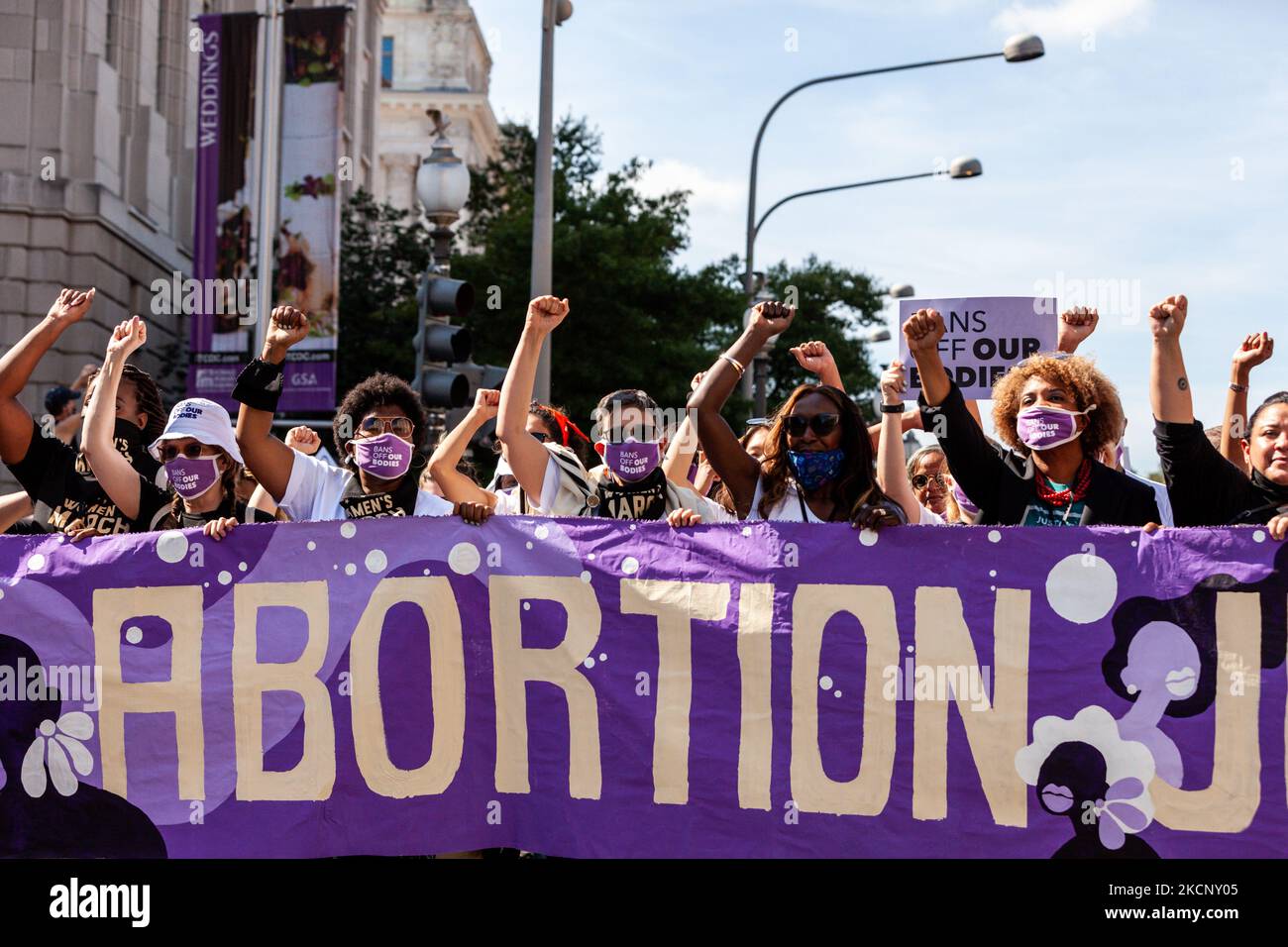 Das führende Banner und die Vorderseite des Marsches der Frauen für Abtreibungsjustiz in Washington, DC. Die Demonstranten fordern von der US-Regierung, die reproduktiven Rechte von Frauen und den Zugang zu Abtreibungen landesweit zu schützen. Konkret fordern sie den Kongress auf, das Frauengesundheitsschutzgesetz (WHPA) und JEDES Gesetz zu verabschieden, das den Zugang zu Abtreibungen garantiert und eine Versicherung verlangt. Am 2. Oktober finden bundesweit mehr als 600 Satellitenproteste statt. Die Ereignisse sind zum Teil eine Reaktion auf restriktive Anti-Abtreibungsgesetze, die kürzlich in Texas und Mississippi verabschiedet wurden, und die Weigerung des Obersten Gerichtshofs, zu streiken Stockfoto