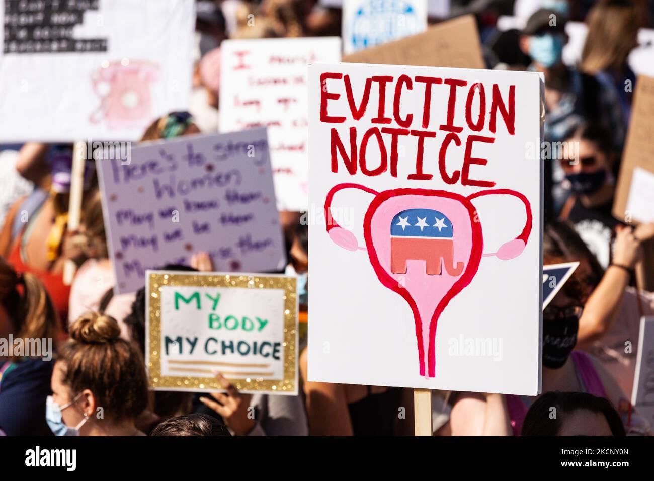 Zeichen bei der Marsch-Kundgebung für Abtreibungsjustiz für Frauen in Washington, DC. Die Demonstranten fordern von der US-Regierung, die reproduktiven Rechte von Frauen und den Zugang zu Abtreibungen landesweit zu schützen. Konkret fordern sie den Kongress auf, das Frauengesundheitsschutzgesetz (WHPA) und JEDES Gesetz zu verabschieden, das den Zugang zu Abtreibungen garantiert und eine Versicherung verlangt. Am 2. Oktober finden bundesweit mehr als 600 Satellitenproteste statt. Die Ereignisse sind zum Teil eine Reaktion auf restriktive Anti-Abtreibungsgesetze, die kürzlich in Texas und Mississippi verabschiedet wurden, und die Weigerung des Obersten Gerichtshofs, Texas niederzuschlagen Stockfoto