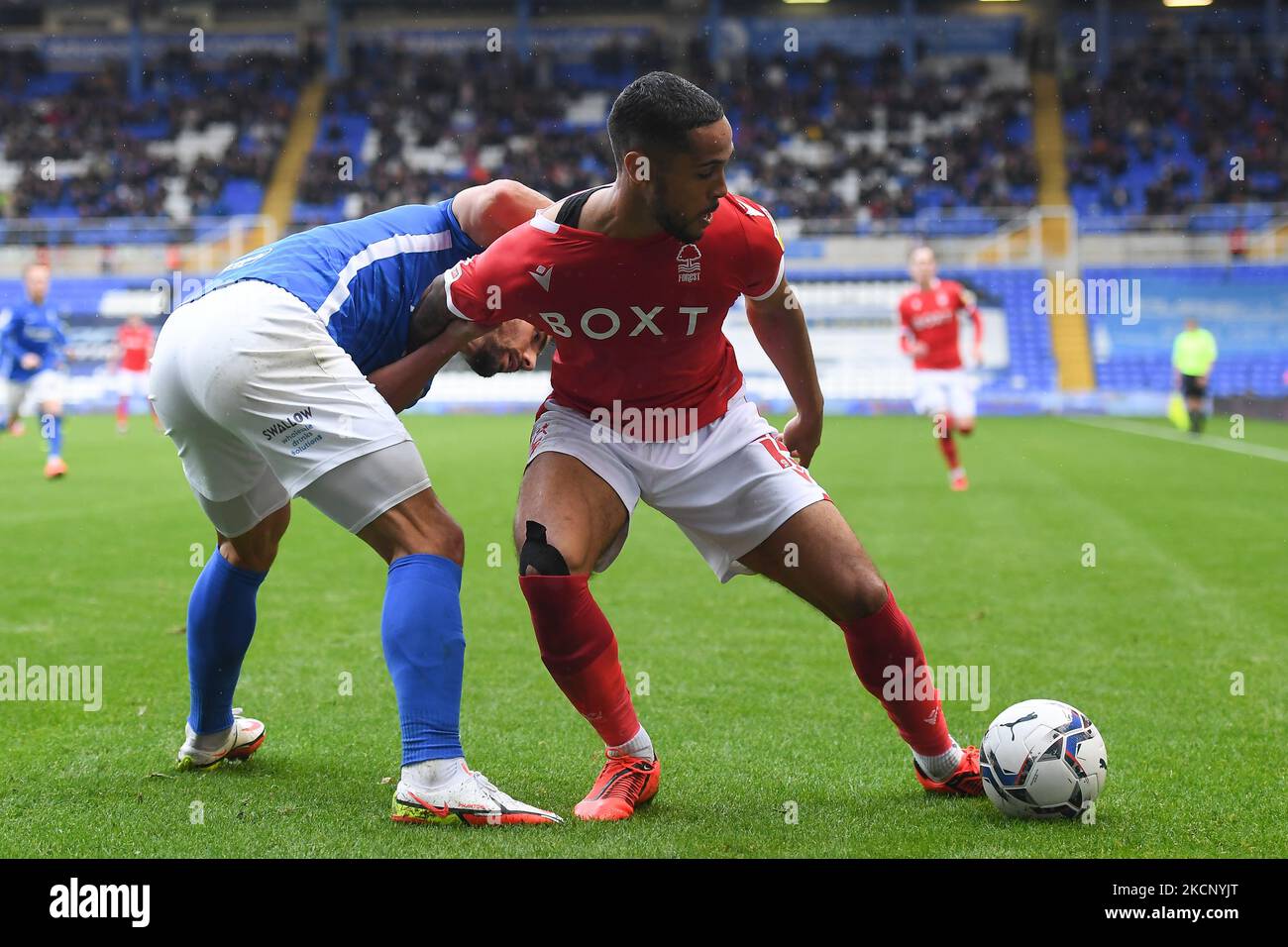 Max Lowe von Nottingham Forest schützt den Ball vor Maxime Colin von Birmingham City während des Sky Bet Championship-Spiels zwischen Birmingham City und Nottingham Forest in St Andrews, Birmingham am Samstag, 2.. Oktober 2021. (Foto von Jon Hobley/MI News/NurPhoto) Stockfoto