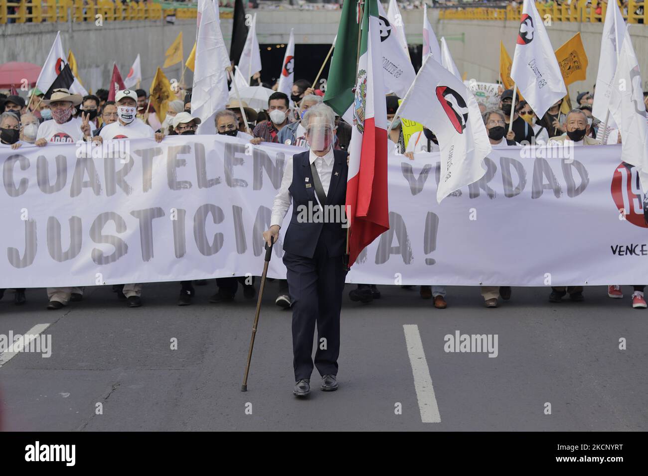 Myrthokleia González Gallardo, Überlebende des Massakers von Tlatelolco vom 2. Oktober 1968, hält eine mexikanische Flagge, während er einen marsch des Comité 68 und anderer Organisationen anführte, die von der Plaza de las Tres Culturas in Tlatelolco zum Zócalo in Mexiko-Stadt gingen. (Foto von Gerardo Vieyra/NurPhoto) Stockfoto
