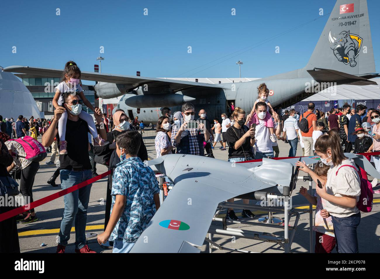 Am 26. September 2021 besuchten tausende türkische Bürger Istanbuls Veranstaltung Teknofest 2021, bei der die türkischen Waffen- und Technologiesektoren bewaffnete Drohnen, Überwachungs-UAVs, gepanzerte Fahrzeuge sowie das TOGG, das einheimische Elektroauto-Projekt der Türkei, zeigten. Oben fotografieren Menschen eine aserbaidschanische Drohne. (Foto von Diego Cupolo/NurPhoto) Stockfoto