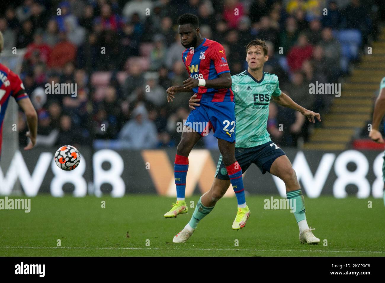 LONDON, GROSSBRITANNIEN. OKT 3. James Justin von Leicester kämpft während des Premier League-Spiels zwischen Crystal Palace und Leicester City im Selhurst Park, London, am Sonntag, 3.. Oktober 2021 um den Ball. (Foto von Federico Maranesi/MI News/NurPhoto) Stockfoto