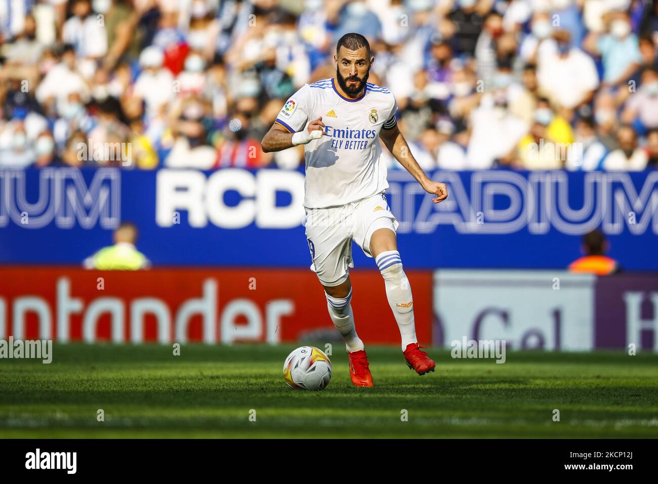 09 Karim Benzema von Real Madrid kontrolliert den Ball während des La Liga Santader-Spiels zwischen RCD Espanyol und Real Madrid am 03. Oktober 2021 in Barcelona. (Foto von Xavier Bonilla/NurPhoto) Stockfoto