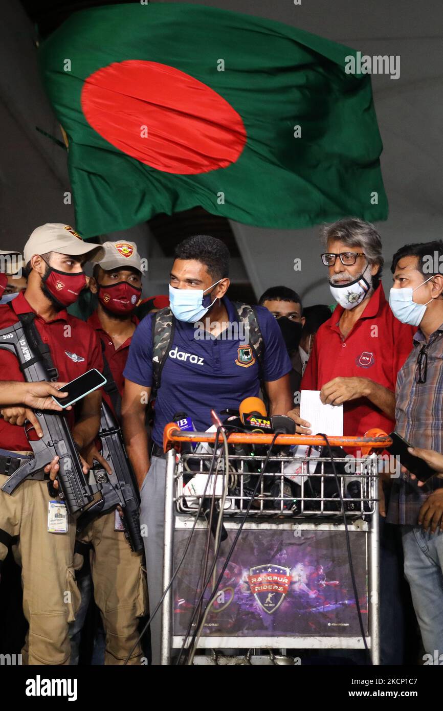 Das Bangladesh Cricket Team verlässt den internationalen Flughafen Hazrat Shahajalal für die bevorstehende Weltmeisterschaft T20, die in Oman und den Vereinigten Arabischen Emiraten starten soll. (Foto von Syed Mahamudur Rahman/NurPhoto) Stockfoto