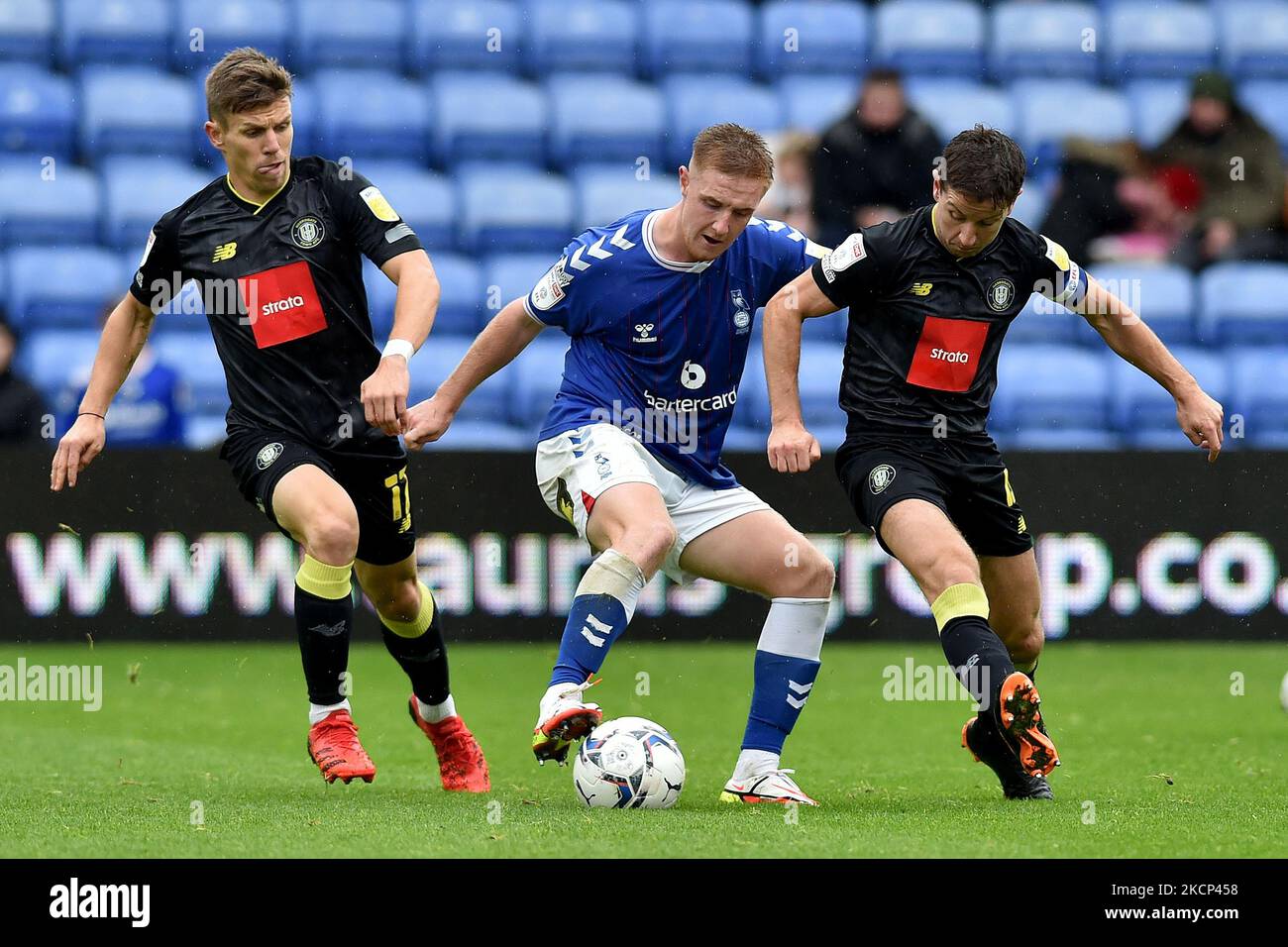 Oldham Athletic's Davis Keillor-Dunn tusles mit Josh Falkingham von Harrogate Town und Lloyd Kerry von Harrogate Town während des Sky Bet League 2-Spiels zwischen Oldham Athletic und Harrogate Town im Boundary Park, Oldham am Samstag, den 2.. Oktober 2021. (Foto von Eddie Garvey/MI News/NurPhoto) Stockfoto