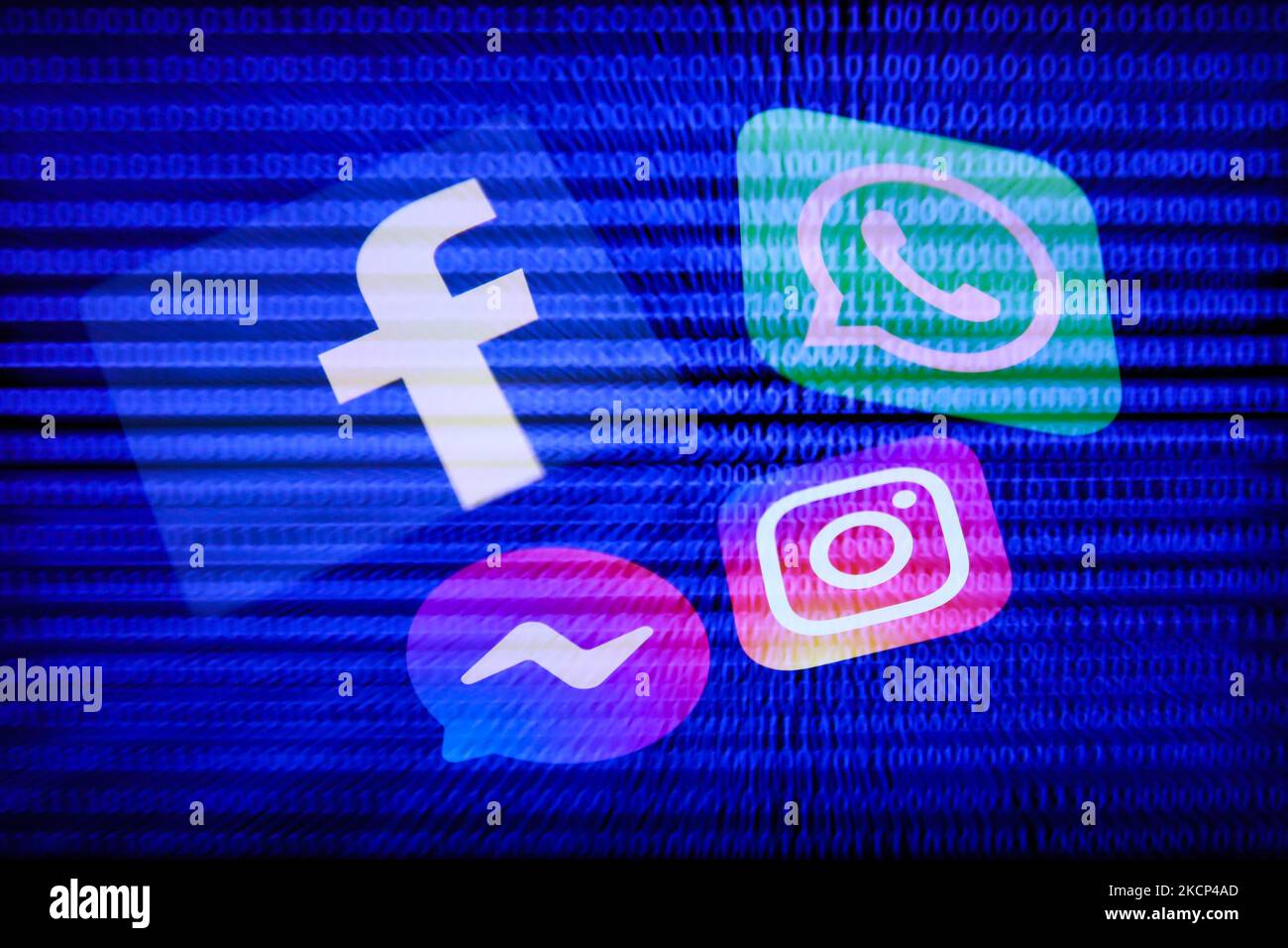 Facebook, WhatsApp, Messenger, Instagram-Logos auf einem Telefonbildschirm und Binärcode auf einem Laptop-Bildschirm sind auf diesem Foto mit mehreren Belichtungen zu sehen, das am 10. Oktober 2021 in Polen aufgenommen wurde. (Foto von Jakub Porzycki/NurPhoto) Stockfoto