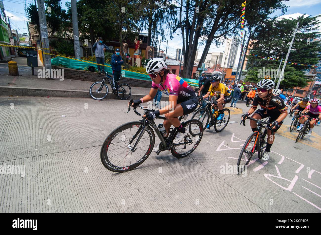 Myriam Nuñez übernimmt die Führung im letzten Etappenfinale der Vuelta a Colombia Femenina 2021 in Bogotá, Kolumbien, gewann die Phase Miryam Nuñez T: 02:34:49 aus Ecuador gewann, und Lilibeth Chacon T: 02:37:46 aus Venezuela gewann das Rennen. (Foto von Sebastian Barros/NurPhoto) Stockfoto