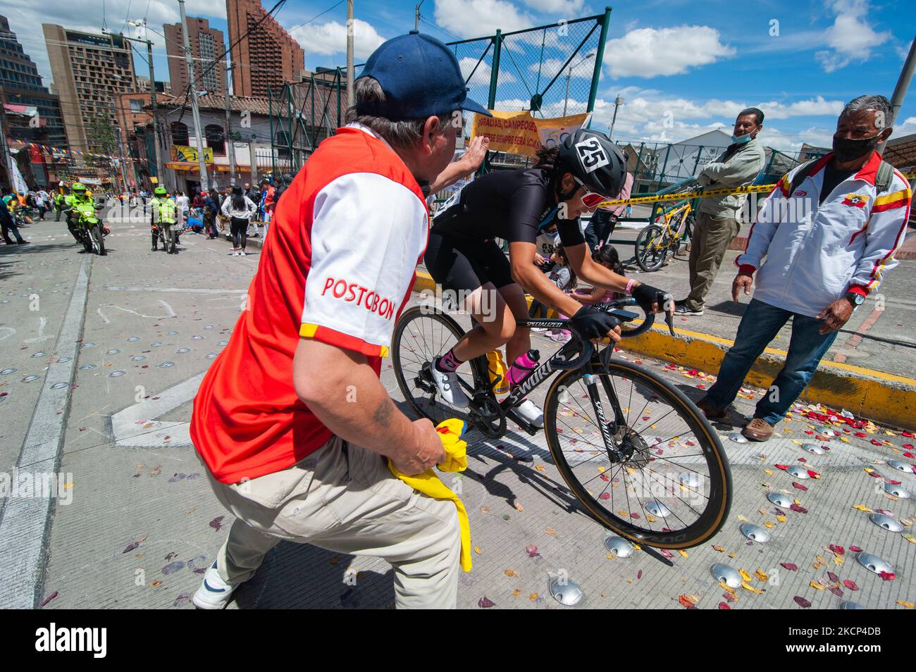 Die Einwohner des Viertels La Perseverancia unterstützen Radfahrer beim letzten Etappenfinale der Vuelta a Colombia Femenina 2021 in Bogotá, Kolumbien, waren Sieger der Phase Miryam Nuñez T: 02:34:49 aus Ecuador gewann, und Lilibeth Chacon T: 02:37:46 aus Venezuela gewann das Rennen. (Foto von Sebastian Barros/NurPhoto) Stockfoto