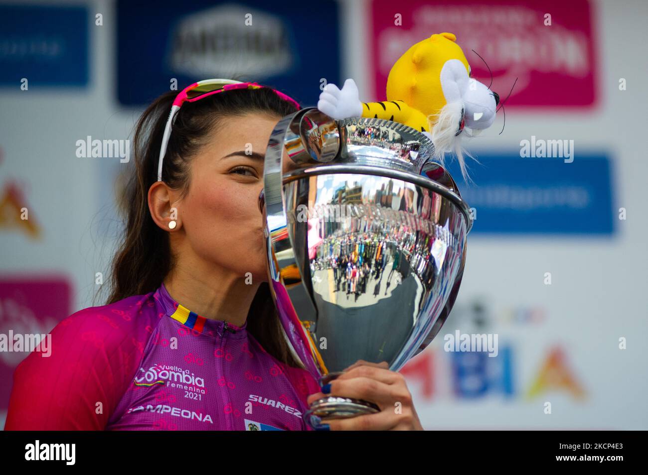 Lilibeth Chacon aus Venezuela feiert ihren Meisterschaftssieg im letzten Etappenfinale der Vuelta a Colombia Femenina 2021 in Bogotá, Kolumbien, gewann die Phase Miryam Nuñez T: 02:34:49 aus Ecuador und Lilibeth Chacon T: 02:37:46 aus Venezuela gewann das Rennen. (Foto von Sebastian Barros/NurPhoto) Stockfoto