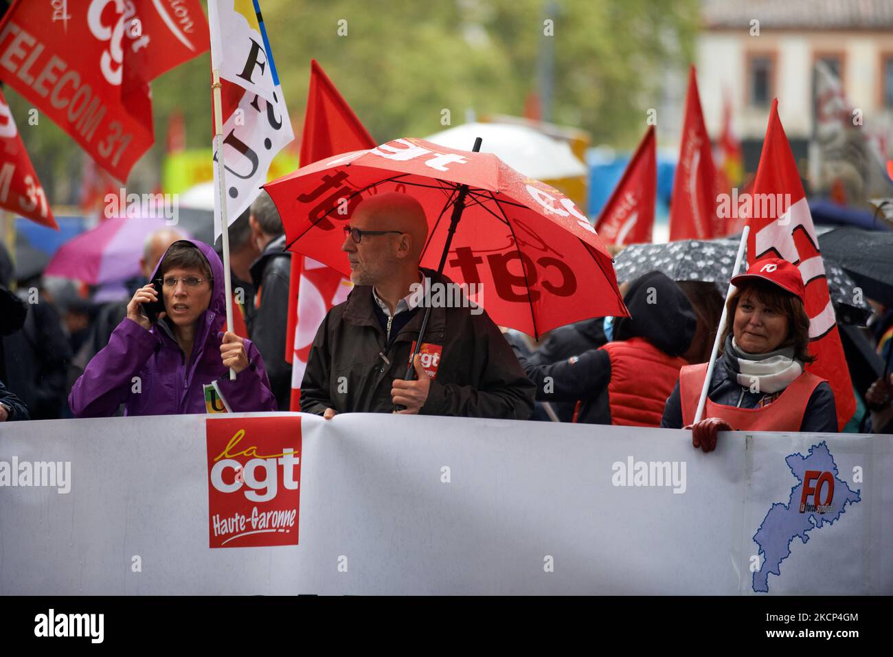 Cedric Caubere (Mitte), Vorsitzender der CGT-Gewerkschaft im Departement Haute-Garonne, führt den Protest an. Mehrere tausend Menschen gingen während eines landesweiten Streiks- und Protesttages auf die Straße. Die Demonstranten wurden von fast allen Gewerkschaften (CGT, FO, FSU, Sud, CNT...) zu Protestaktionen für bessere Arbeitsbedingungen, bessere Löhne, bessere Pensionierung, bessere Kaufkraft und mutige für eine bessere Gesellschaft aufgerufen. Auch streikende Beschäftigte des Gesundheitswesens protestierten für mehr Mittel und mehr Rücksicht. Toulouse. Frankreich. Oktober 5. 2021. (Foto von Alain Pitton/NurPhoto) Stockfoto