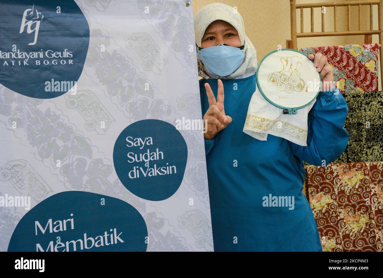 Ein Gesundheitsmitarbeiter, der am 5. Oktober 2021 in Bogor, West-Java, Indonesien, Batik am Rande einer Massenimpfung vorgeführt hat. Die UNESCO bezeichnete die Batik als Meisterwerk des mündlichen und immateriellen Kulturerbes der Menschheit. (Foto von Adriana Adie/NurPhoto) Stockfoto
