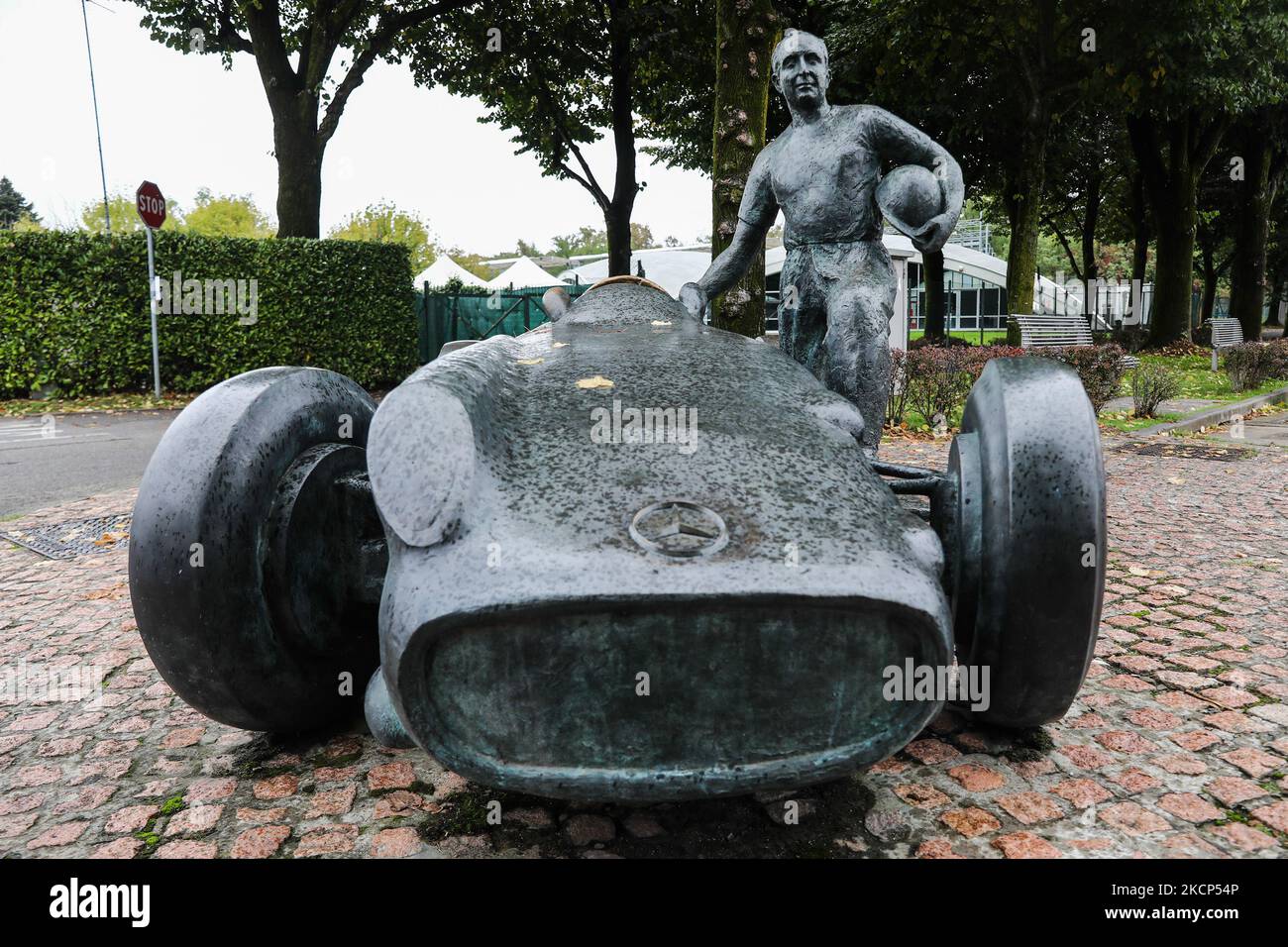 Statue von Juan Manuel Fangio, fünfmaliger Formel-1-Weltmeister, auf dem Kurs in Monza, Italien, am 5. Oktober 2021. (Foto von Jakub Porzycki/NurPhoto) Stockfoto