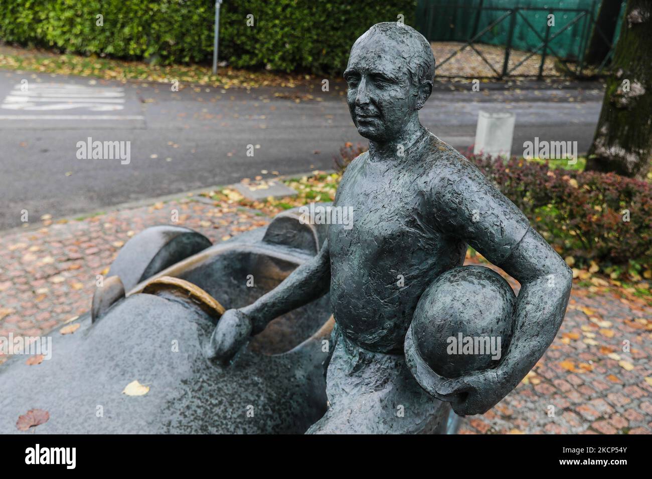 Statue von Juan Manuel Fangio, fünfmaliger Formel-1-Weltmeister, auf dem Kurs in Monza, Italien, am 5. Oktober 2021. (Foto von Jakub Porzycki/NurPhoto) Stockfoto