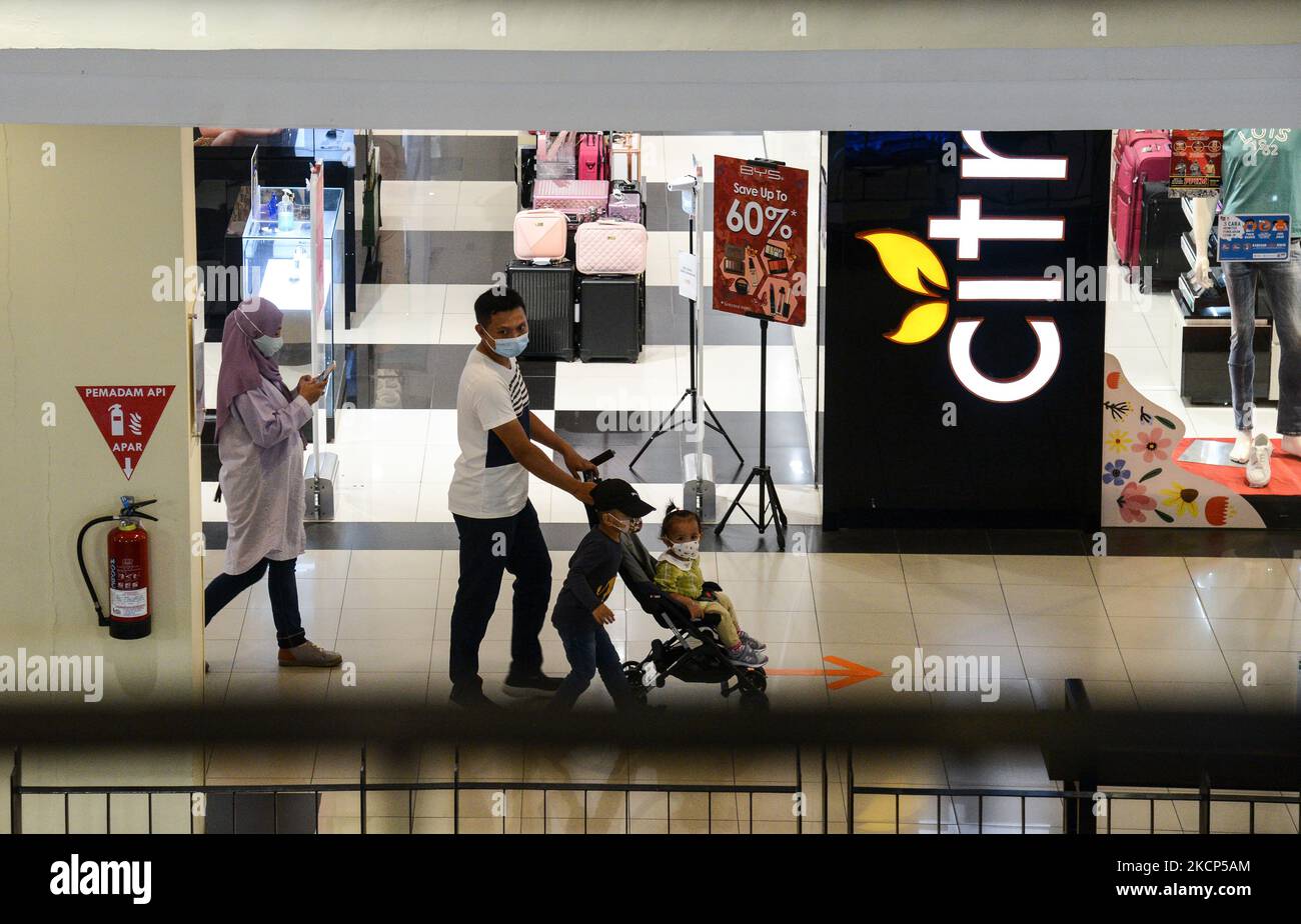 Eine Familie und ein Kind unter 12 Jahren spaziert am 6. Oktober 2021 in einem Einkaufszentrum auf dem Botani Square, Bogor, West Java, Indonesien. Die Regierung erlaubte es, Einkaufszentren zu betreten oder Kinder unter 12 Jahren unter Aufsicht ihrer Eltern einzukaufen. Zusammen mit der Verbesserung des COVID-19-Trends hat die Regierung mehrere Regeln angepasst. (Foto von Adriana Adie/NurPhoto) Stockfoto