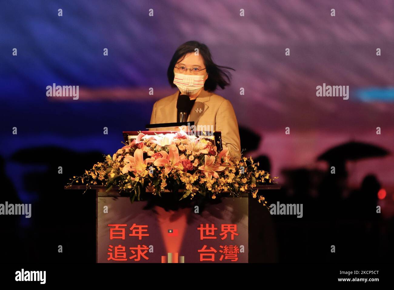 Der taiwanesische Präsident Tsai Ing-wen spricht während einer Eröffnungszeremonie einer Projektionskartierung im Rahmen der Feier des zweizehnten Nationaltages, inmitten der wachsenden Bedrohung Chinas, in Taipei, Taiwan, am 5. Oktober 2021. Taiwan wurde von China verstärkt bedroht, während es gleichzeitig bessere Beziehungen zu den USA, Japan, Australien, dem Vereinigten Königreich und einigen anderen europäischen Ländern wie Litauen, Frankreich, Polen und der Tschechischen Republik aufbaute. (Foto von Ceng Shou Yi/NurPhoto) Stockfoto