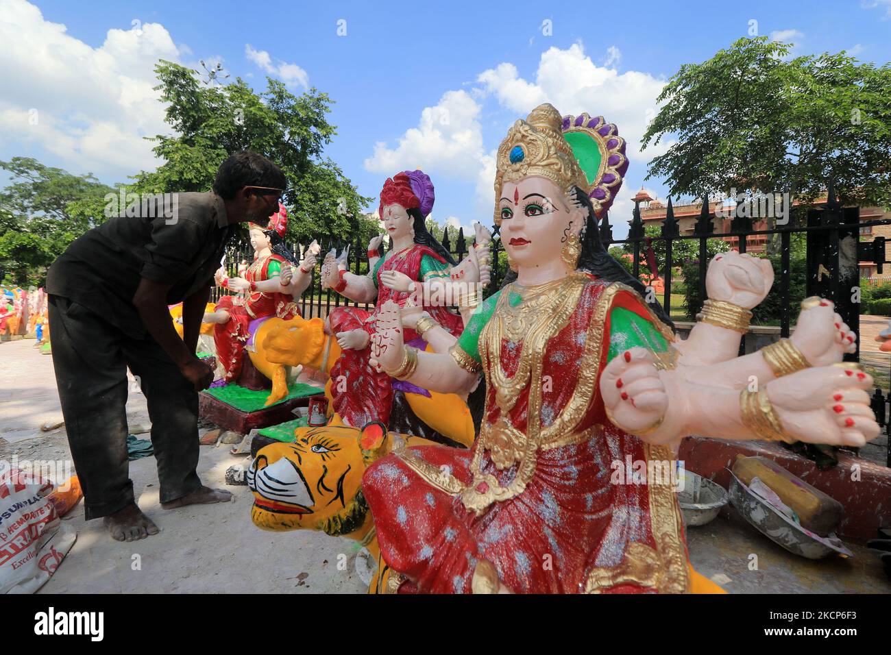 Ein Künstler gibt letzten Schliff an ein Idol der Göttin Durga vor dem 'Durga Puja'-Festival, bei einem Workshop am Straßenrand in Jaipur, Rajasthan, Indien, Mittwoch, 6. Oktober, 2021. (Foto von Vishal Bhatnagar/NurPhoto) Stockfoto