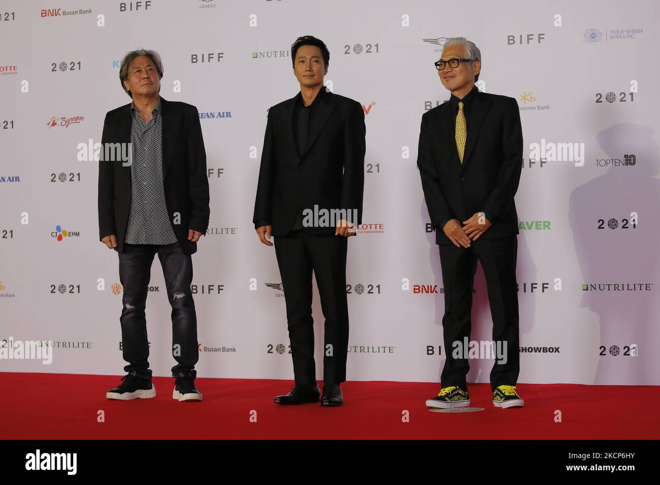 Aus Lest Darsteller Choi Min Sik, Schauspieler Park Hae Il, Regisseur im Sang Su Stand Pose für die Eröffnung Fotowand Zeremonie während der 26. Busan International Film Festival Opening Veranstaltung im Busan Cinema Center am 06. Oktober 2021 in Busan, Südkorea. (Foto von Seung-il Ryu/NurPhoto) Stockfoto