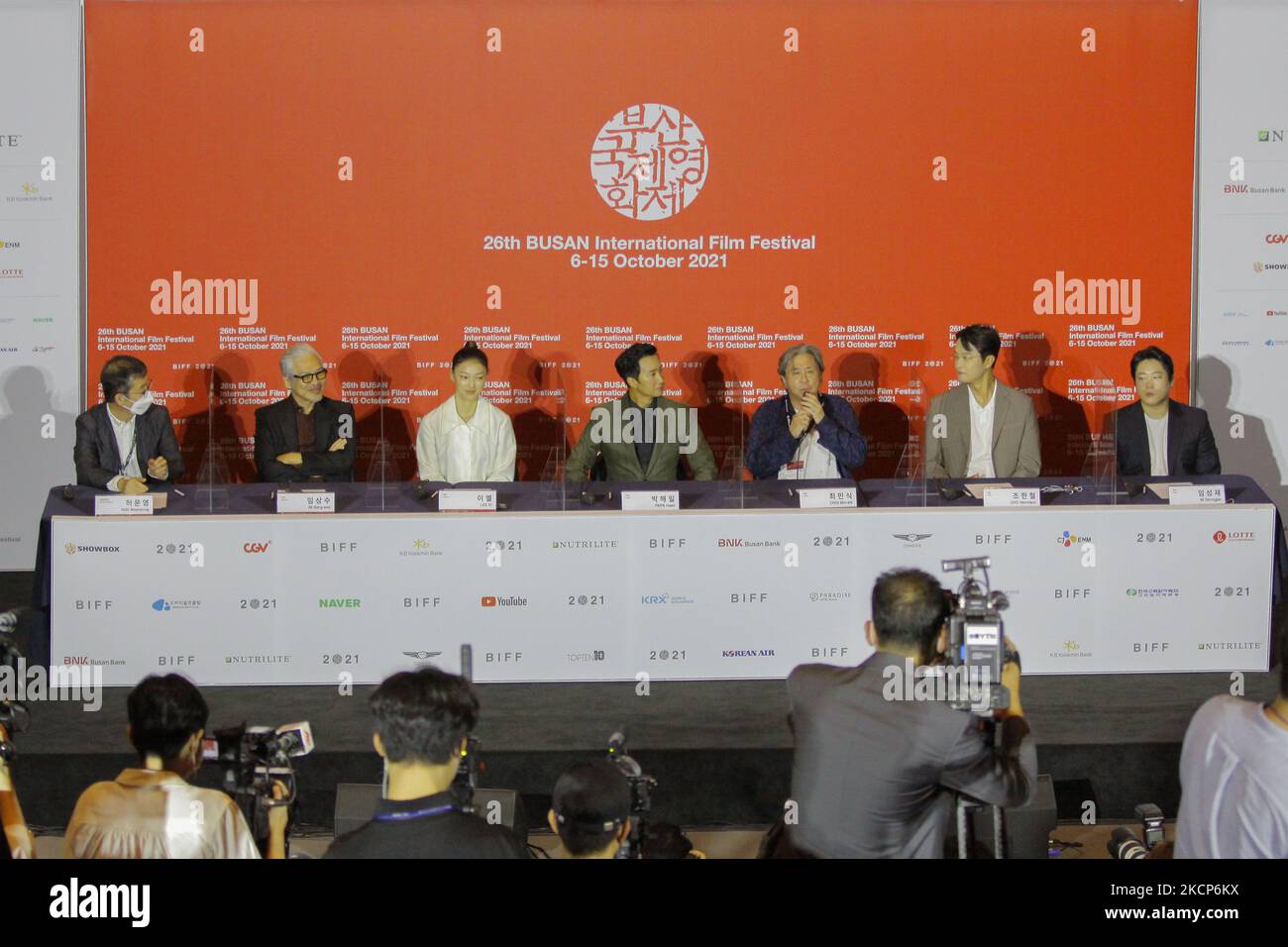 Von links Regisseur im Sang Su, Schauspielerin Lee El, Schauspieler Park Hae Il, Schauspieler Choi Min Sik, Schauspieler Cho Han Cheul, Schauspieler im Seong je besuchen Reporter Frage und Antwort während der 26. Busan International Film Festival Opening Filmveranstaltung im Busan Cinema Center am 06. Oktober 2021 in Busan, Südkorea. (Foto von Seung-il Ryu/NurPhoto) Stockfoto