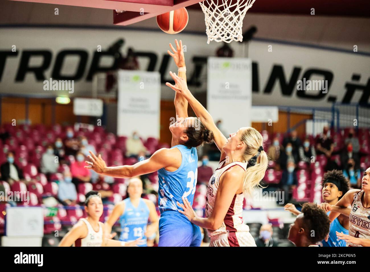 Nikolina Milics (KSC Szekszard) e Gintare Petronyte (Umana Reyer Venezia) während der Basketball Euroleague Women Championship Umana Reyer Venezia gegen KSC Szekszard am 06. Oktober 2021 im Palasport Taliercio in Venedig, Italien (Foto von Mattia Radoni/LiveMedia/NurPhoto) Stockfoto