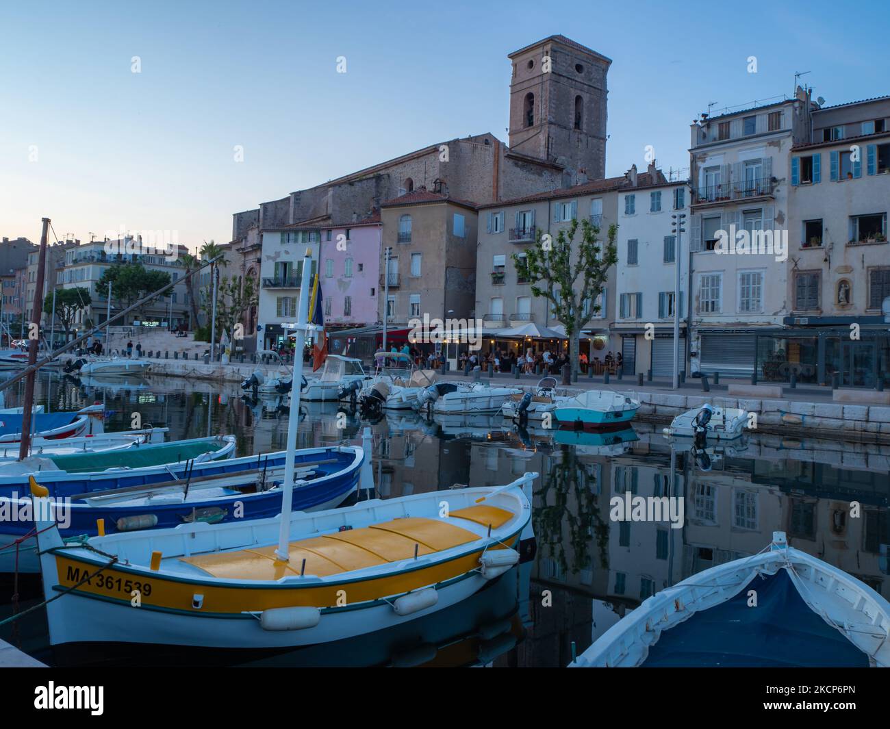 La Ciotat, Frankreich - Mai 18. 2022: Alte Fischerboote vor den historischen Gebäuden des Zentrums. Stockfoto