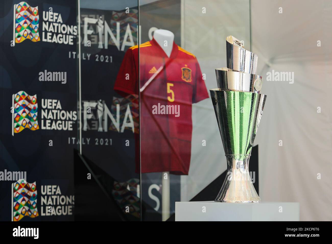 Die UEFA Nations League Trophy wird während des UEFA Nations League Trophy Experience Events in Mailand, Italien, am 6. Oktober 2021 mit spanisches Fußballtrikot im Hintergrund gesehen. (Foto von Jakub Porzycki/NurPhoto) Stockfoto