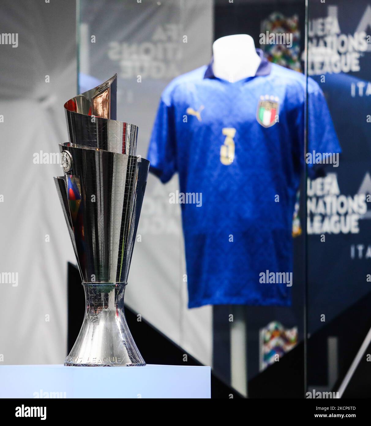 Die UEFA Nations League Trophy wird während des UEFA Nations League Trophy Experience Events in Mailand, Italien, am 6. Oktober 2021 mit einem italienischen Fußballtrikot im Hintergrund gesehen. (Foto von Jakub Porzycki/NurPhoto) Stockfoto