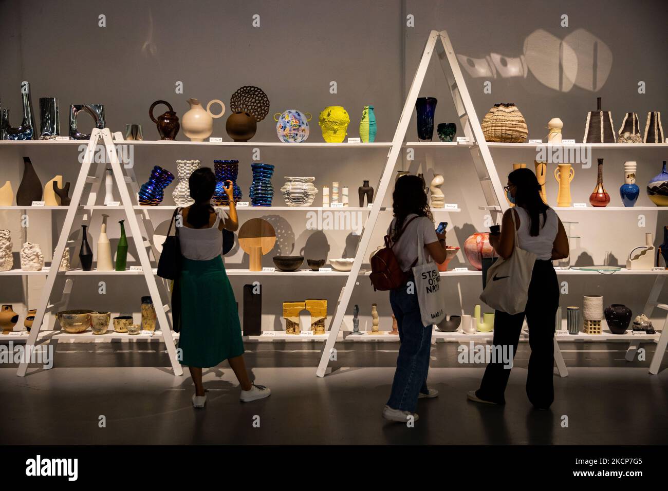 Gesamtansicht der Ausstellung SuperDesign Show im Superstudio Più während der Fuorisalone für die Milan Design Week 2021 am 07. September 2021 in Mailand, Italien. (Foto von Alessandro Bremec/NurPhoto) Stockfoto