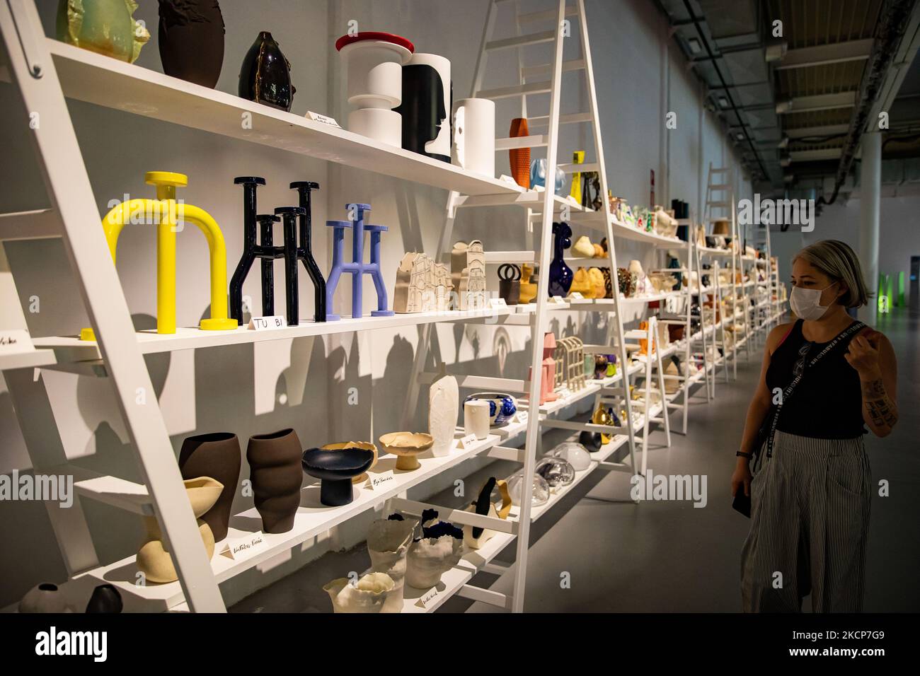 Gesamtansicht der Ausstellung SuperDesign Show im Superstudio Più während der Fuorisalone für die Milan Design Week 2021 am 07. September 2021 in Mailand, Italien. (Foto von Alessandro Bremec/NurPhoto) Stockfoto
