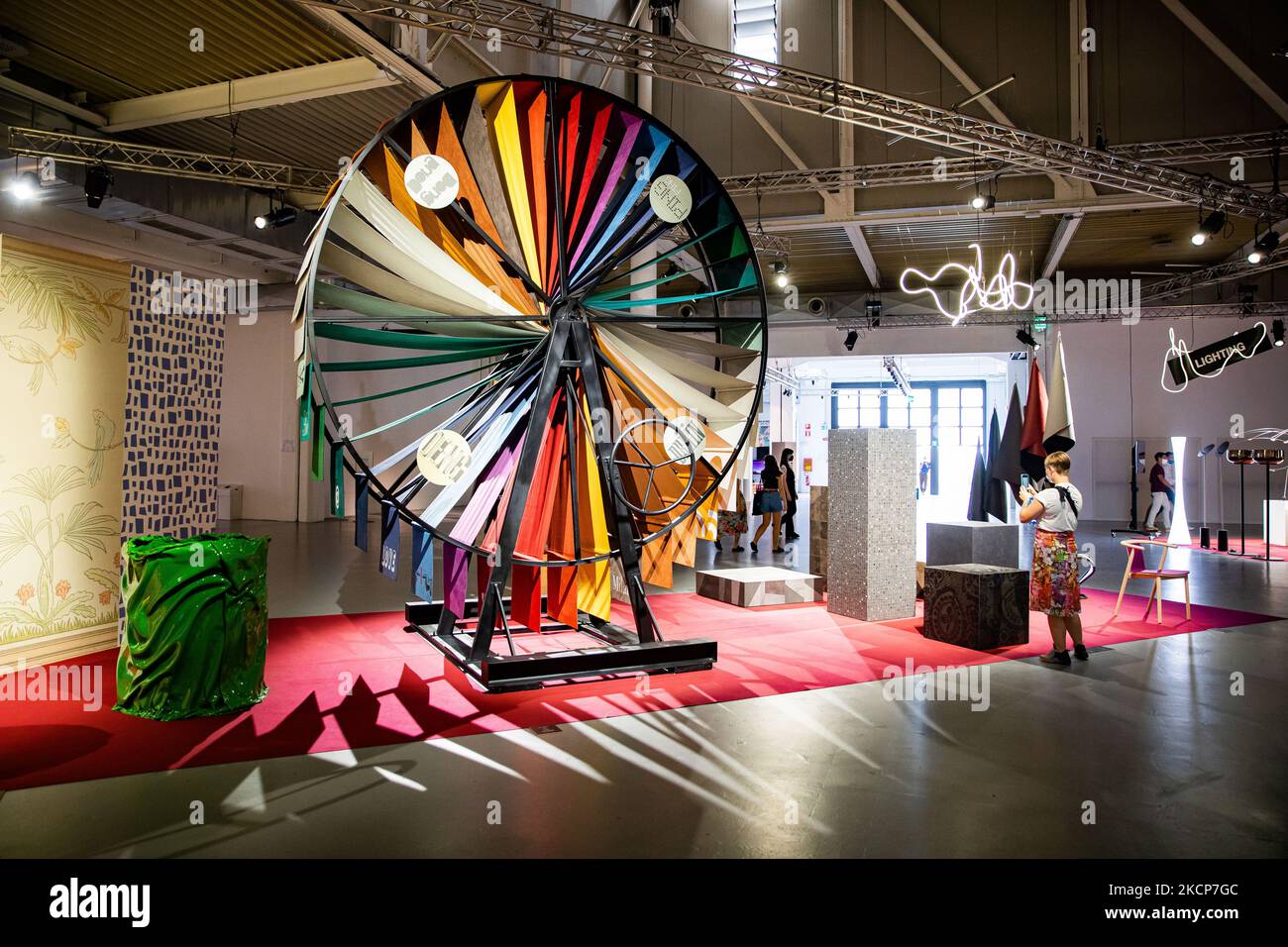Gesamtansicht der Ausstellung SuperDesign Show im Superstudio Più während der Fuorisalone für die Milan Design Week 2021 am 07. September 2021 in Mailand, Italien. (Foto von Alessandro Bremec/NurPhoto) Stockfoto